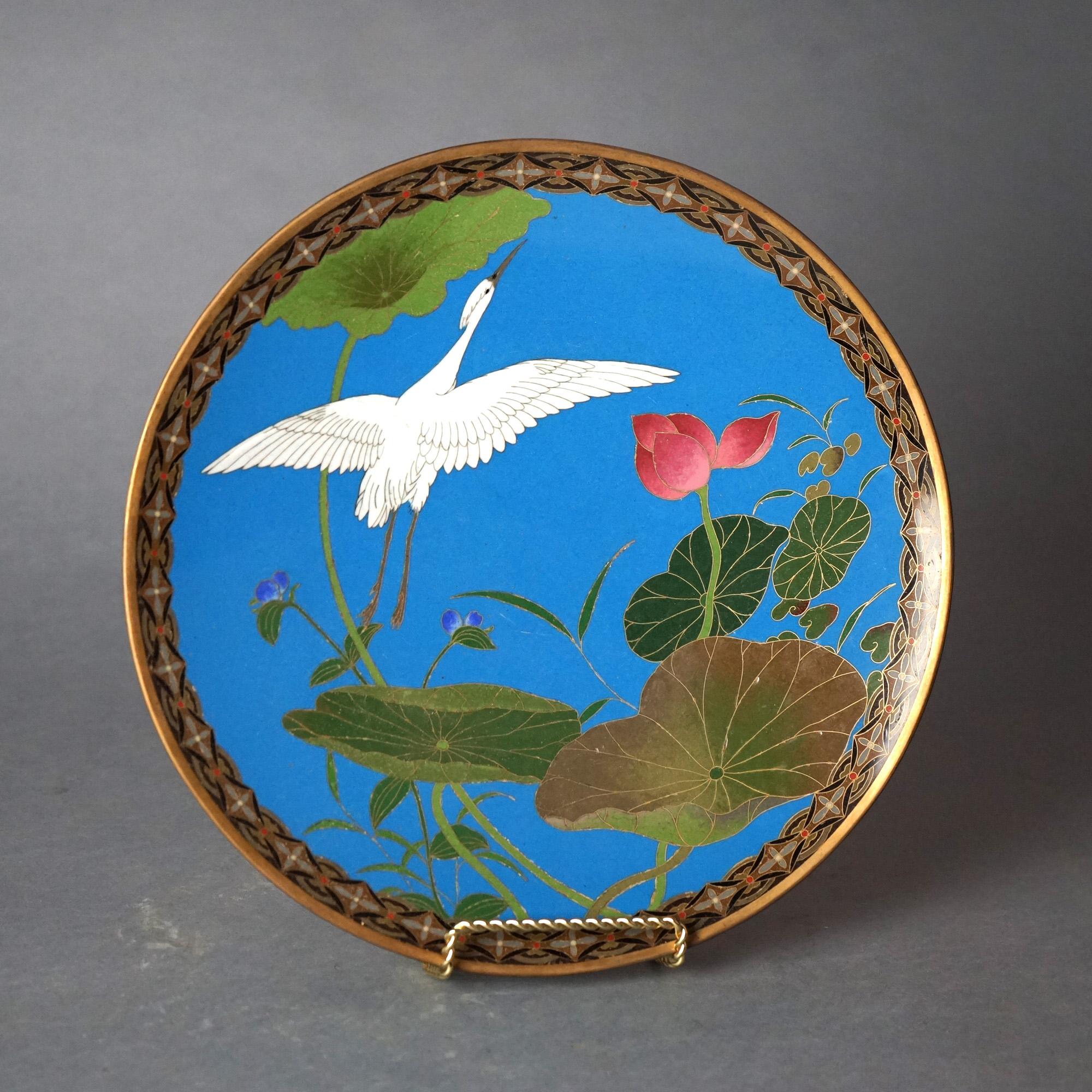 Antike japanische Meiji Cloisonné emaillierte Platte mit Teich, Seerose & Reiher C1920

Maße - 9,5 