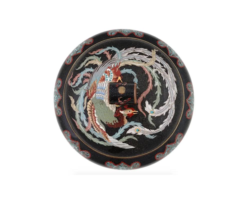 Cloisonné Ancienne jarre japonaise Meiji en émail cloisonné avec oiseau Phoenix et patte Karakusa en vente