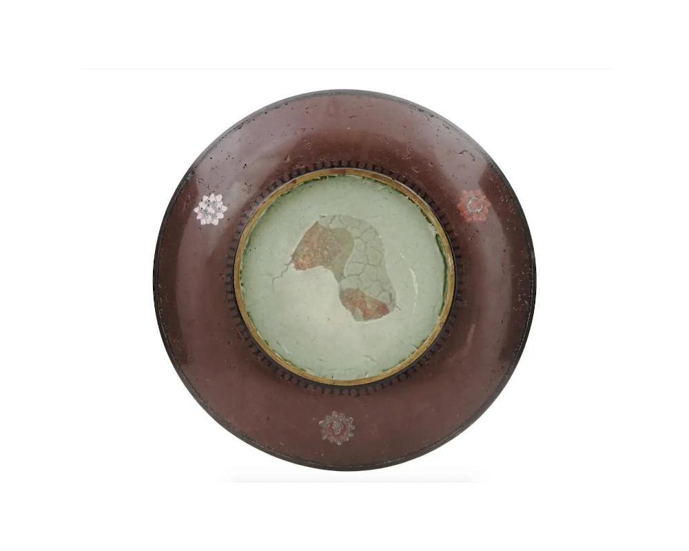 Antiker japanischer Cloisonné-Emaille-Tellerteller aus der Meiji-Zeit, Meiji-Periode, zwei Spargeln in Blütenform (Japanisch) im Angebot