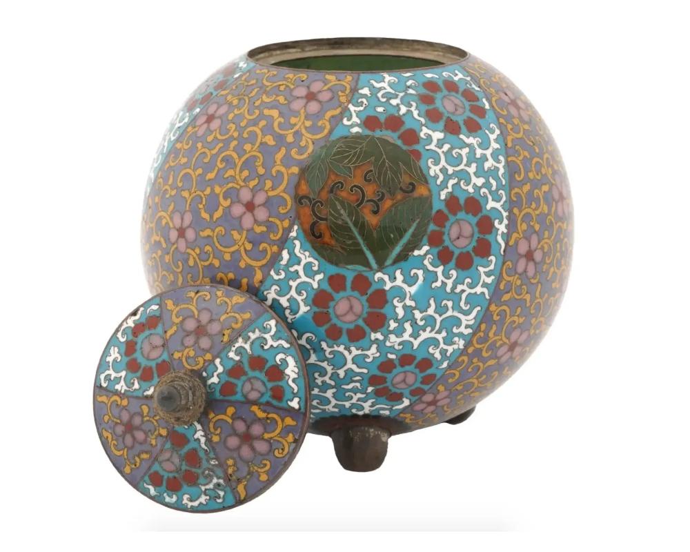 Antique Japanese Cloisonne Meiji Enamel Lidded Jar In Good Condition For Sale In New York, NY