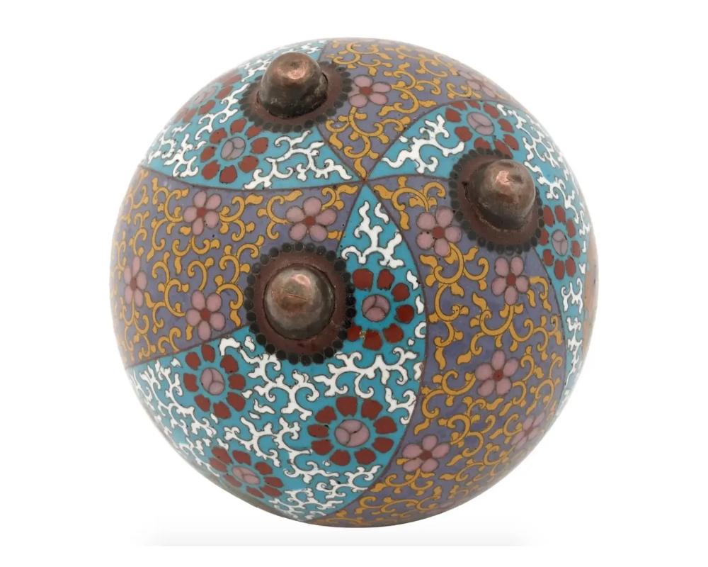 Antico vaso con coperchio in cloisonne giapponese Meiji Enamel In condizioni buone in vendita a New York, NY