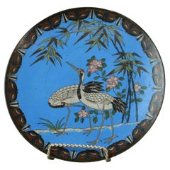 Antiker japanischer Meiji-Cloisonné-Plattenteller mit emaillierter Gartenszene und Heron, um 1920
