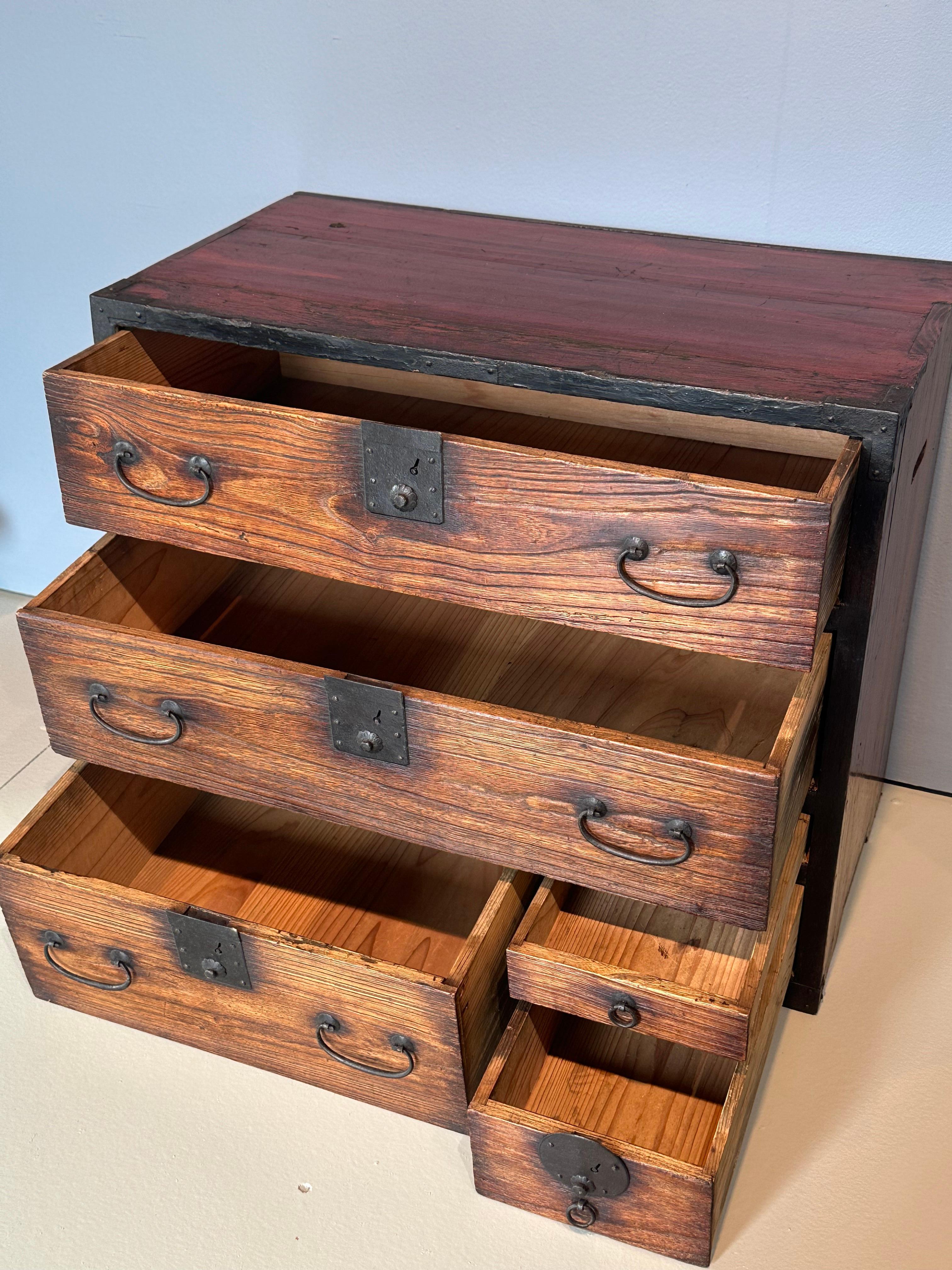 Antique Tansu personnel Kiri Kodansu de l'ère Meiji (vers 1870) 5 tiroirs 23 