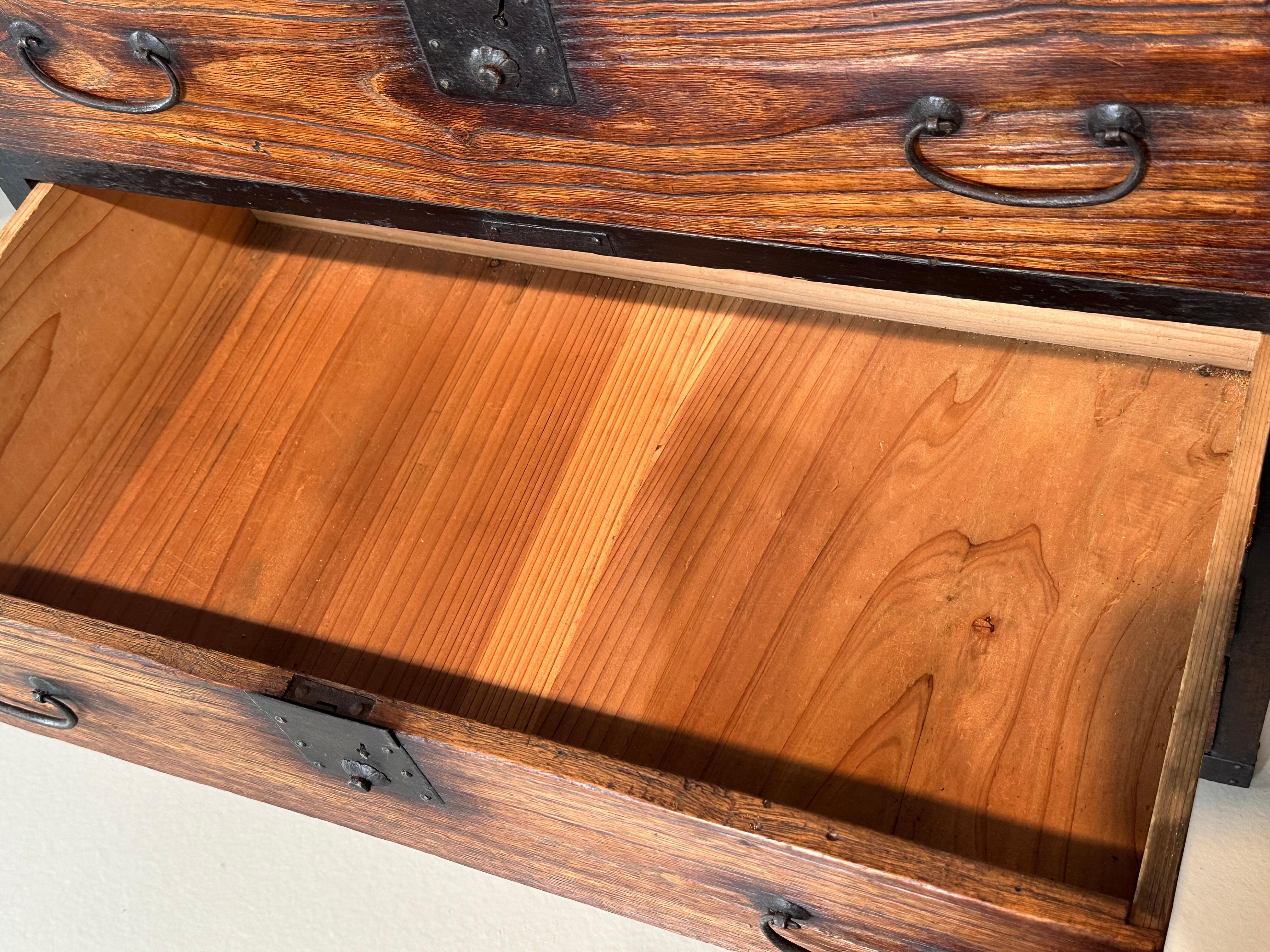 Antique Tansu personnel Kiri Kodansu de l'ère Meiji (vers 1870) 5 tiroirs 23 