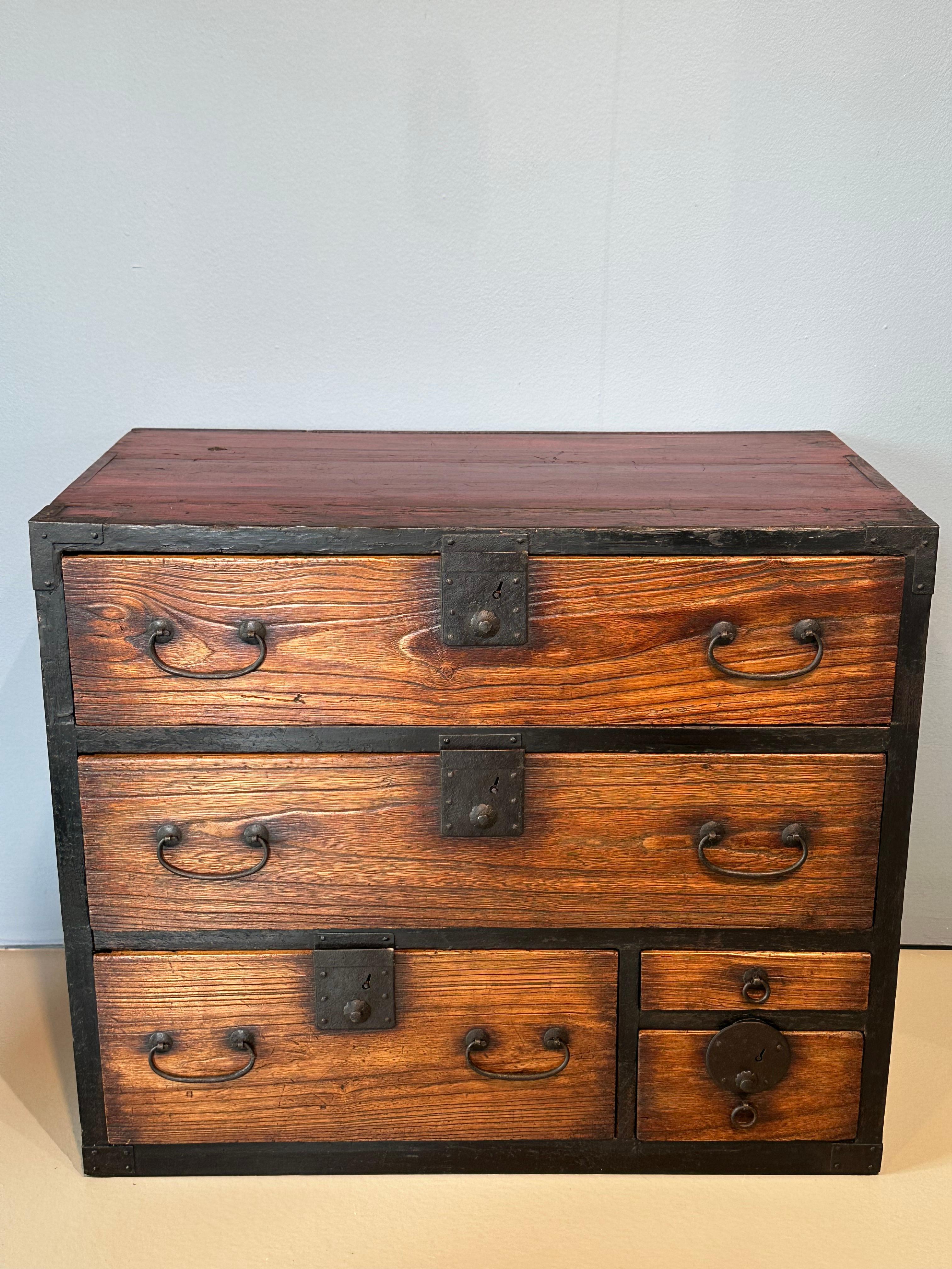 Antique Tansu personnel Kiri Kodansu de l'ère Meiji (vers 1870) 5 tiroirs 23 