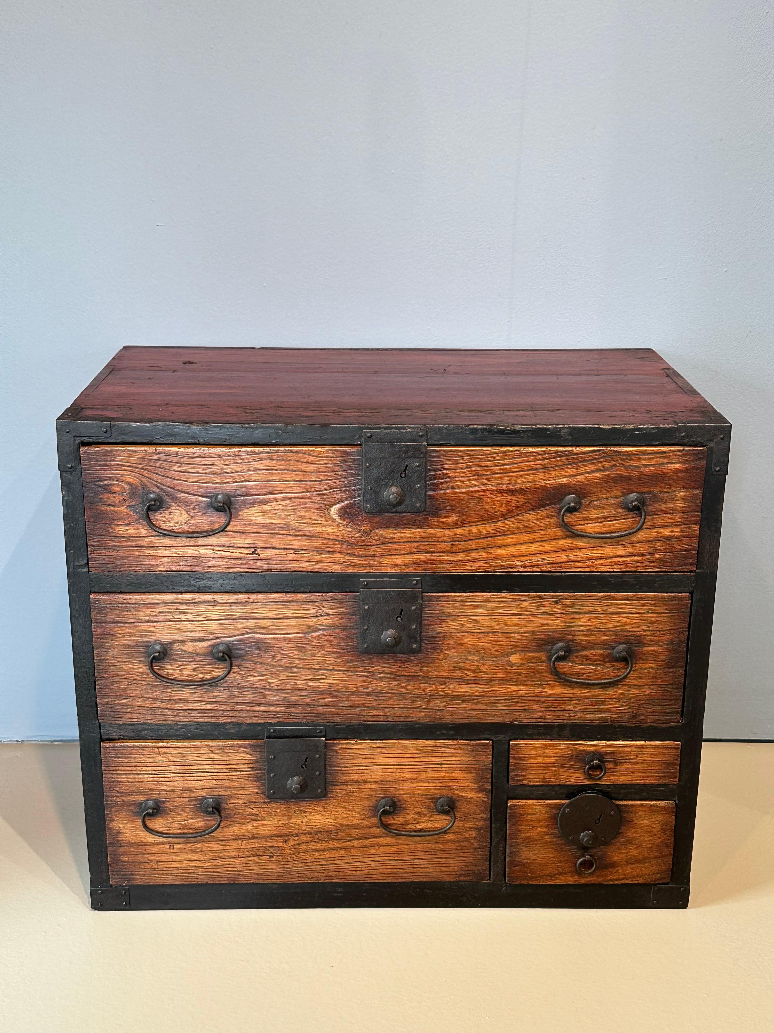 Disponible auprès de Shogun Art Gallery à Portland, Oregon, spécialisée depuis plus de 40 ans dans les arts et antiquités asiatiques.

Il s'agit d'un ancien kodansu (coffre personnel) japonais de l'ère Meiji (1868-1912). Utilisé pour ranger des