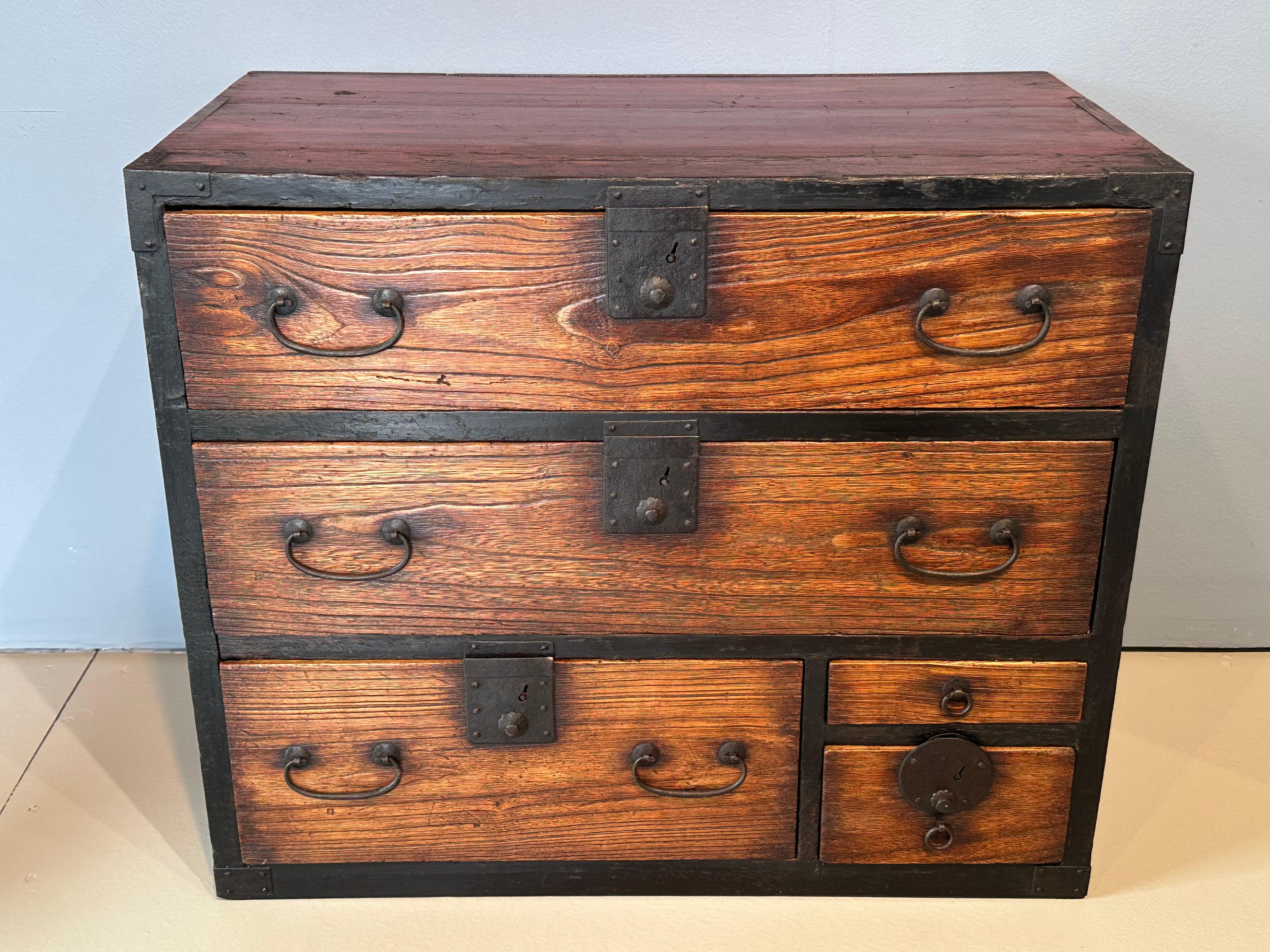 Japonais Antique Tansu personnel Kiri Kodansu de l'ère Meiji (vers 1870) 5 tiroirs 23 