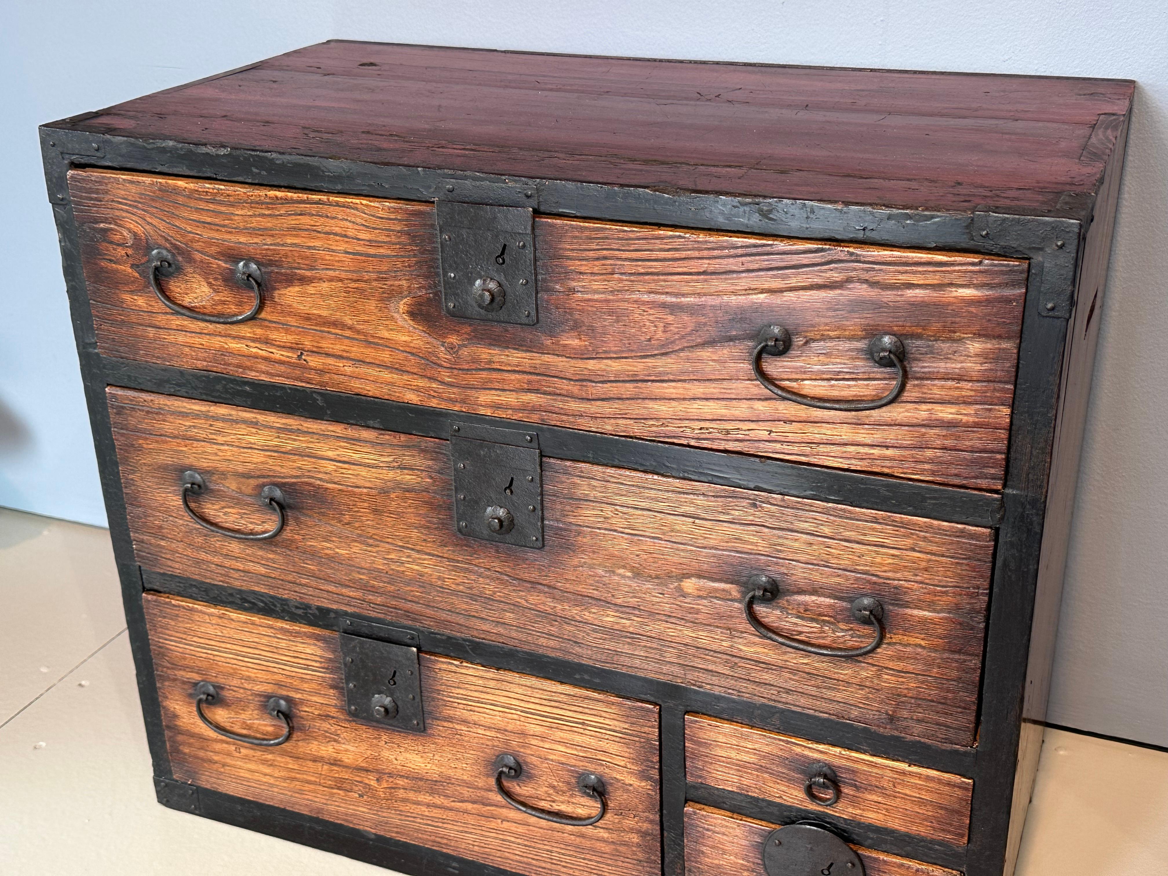 Antique Tansu personnel Kiri Kodansu de l'ère Meiji (vers 1870) 5 tiroirs 23 