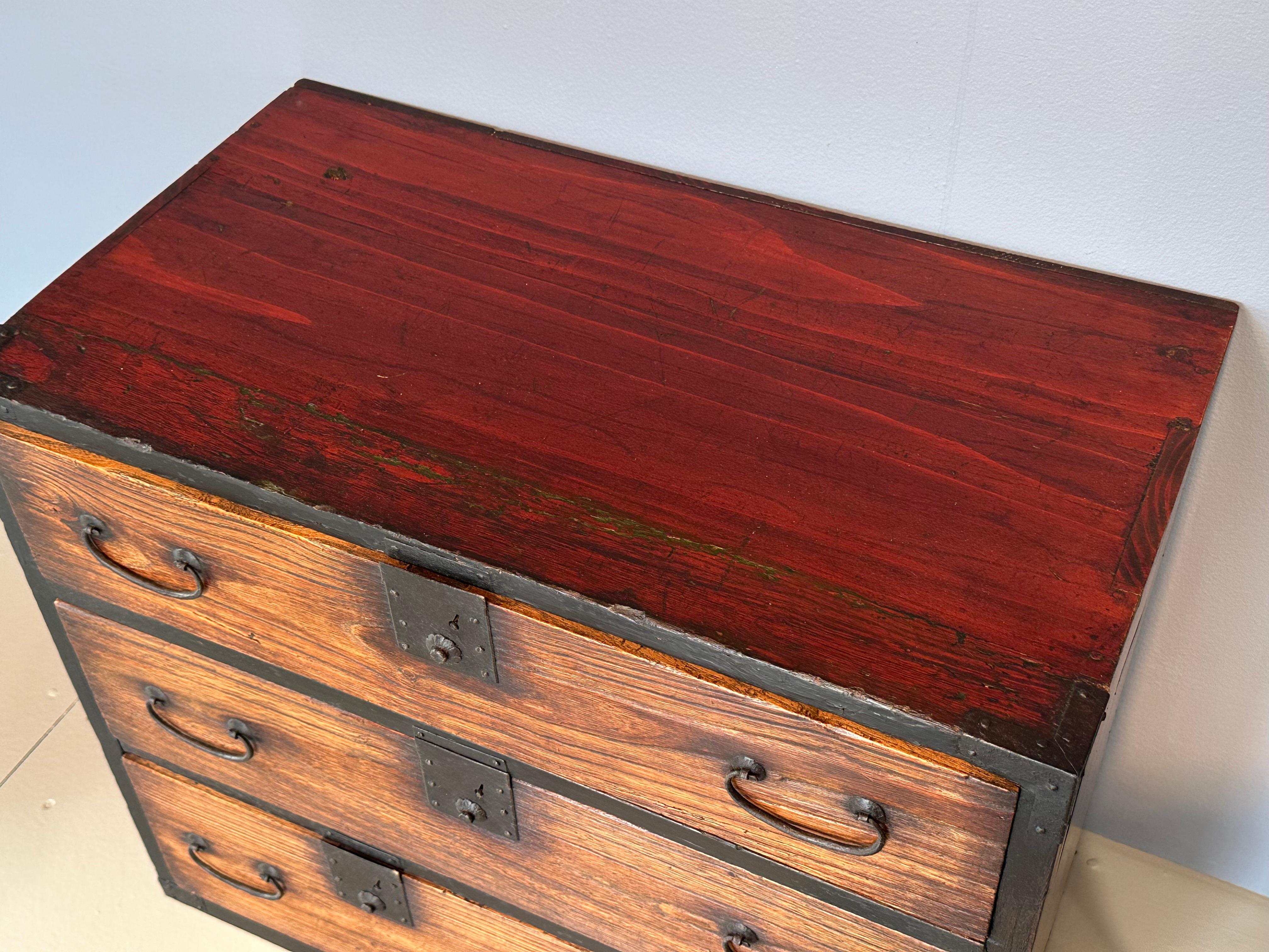 XIXe siècle Antique Tansu personnel Kiri Kodansu de l'ère Meiji (vers 1870) 5 tiroirs 23 