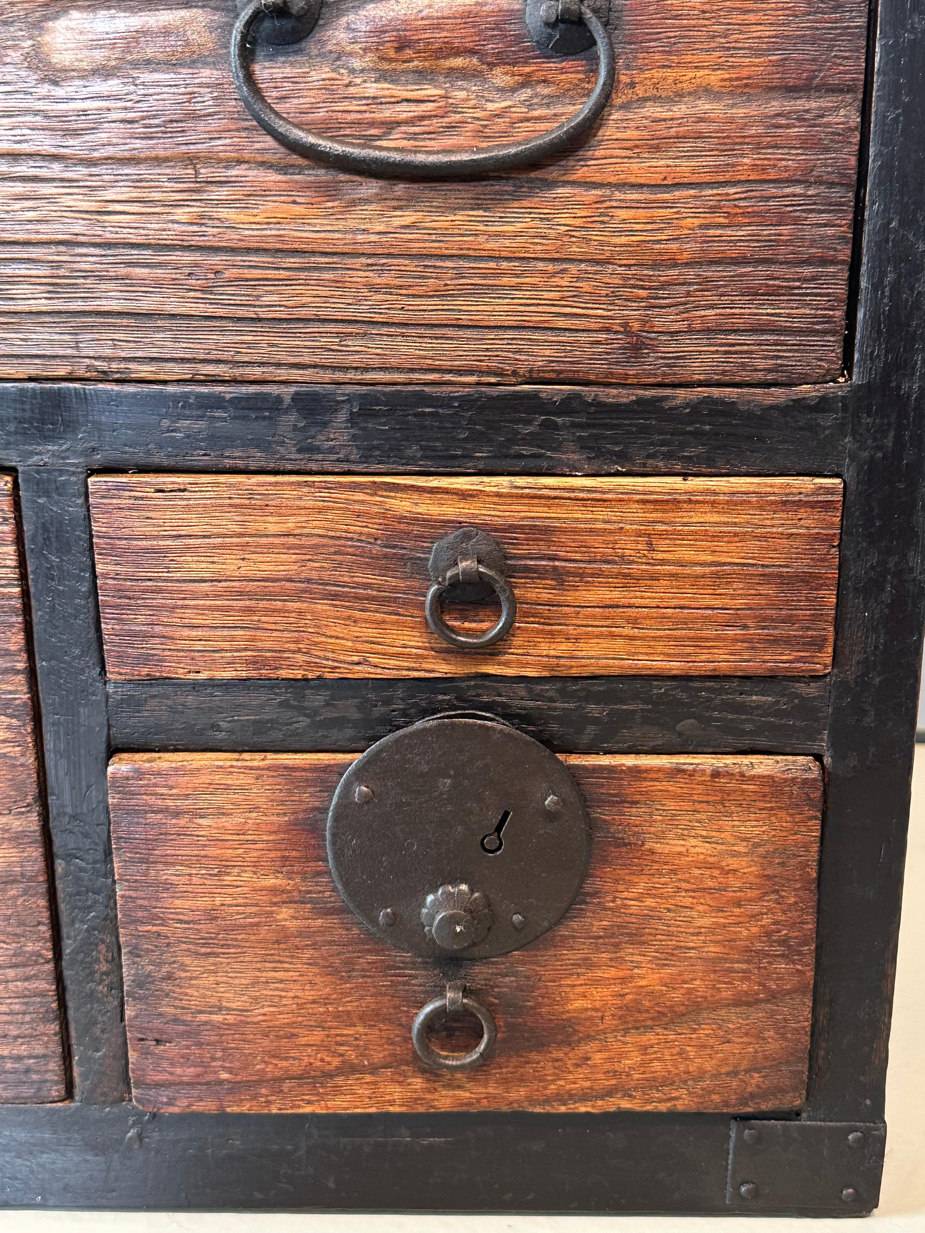 Antique Tansu personnel Kiri Kodansu de l'ère Meiji (vers 1870) 5 tiroirs 23 