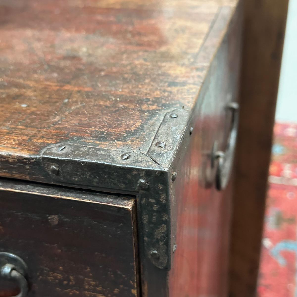 Ancienne Kodansu Personal Tansu à 8 tiroirs en laque rouge de l'ère Meiji (vers 1870) en vente 3