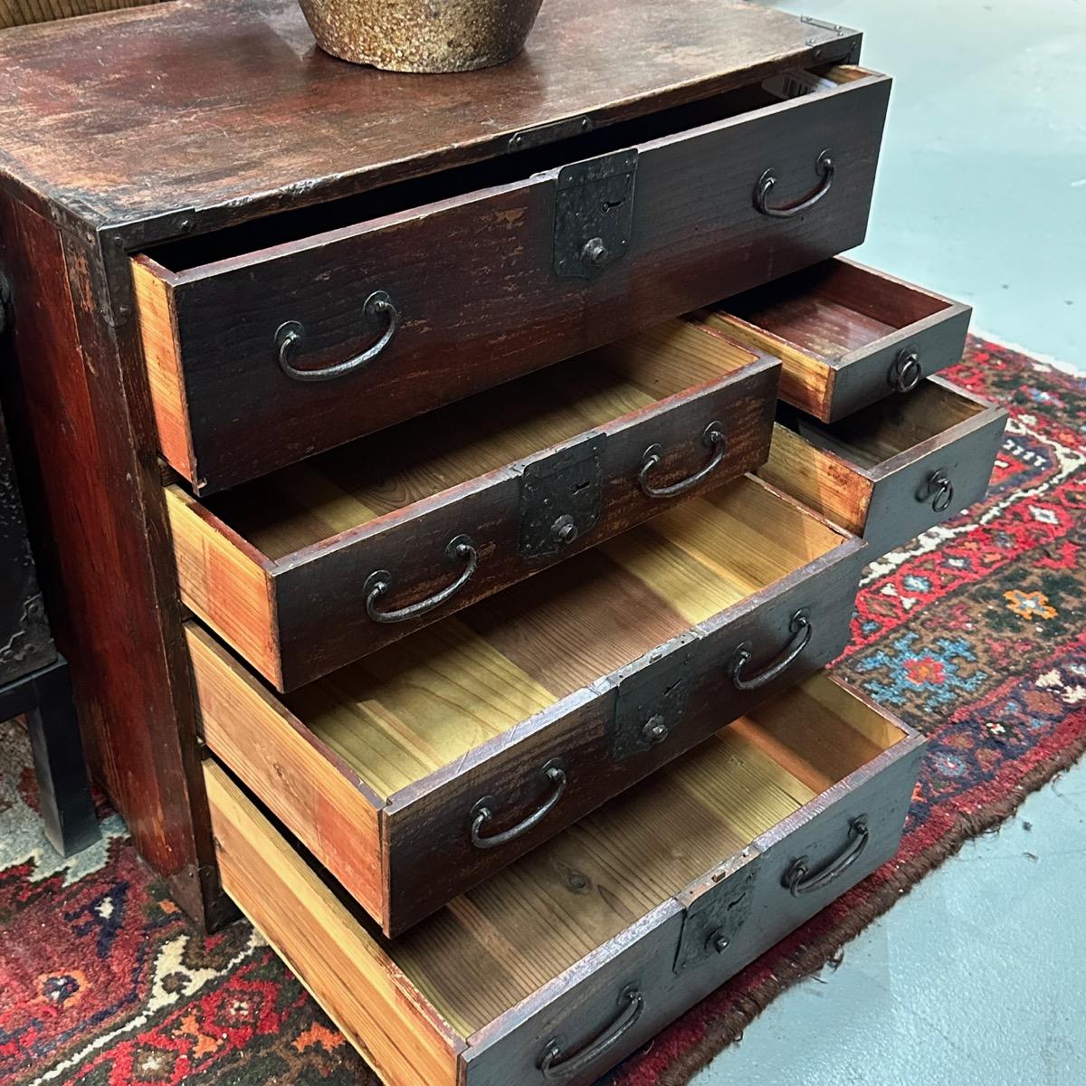 Ancienne Kodansu Personal Tansu à 8 tiroirs en laque rouge de l'ère Meiji (vers 1870) en vente 4