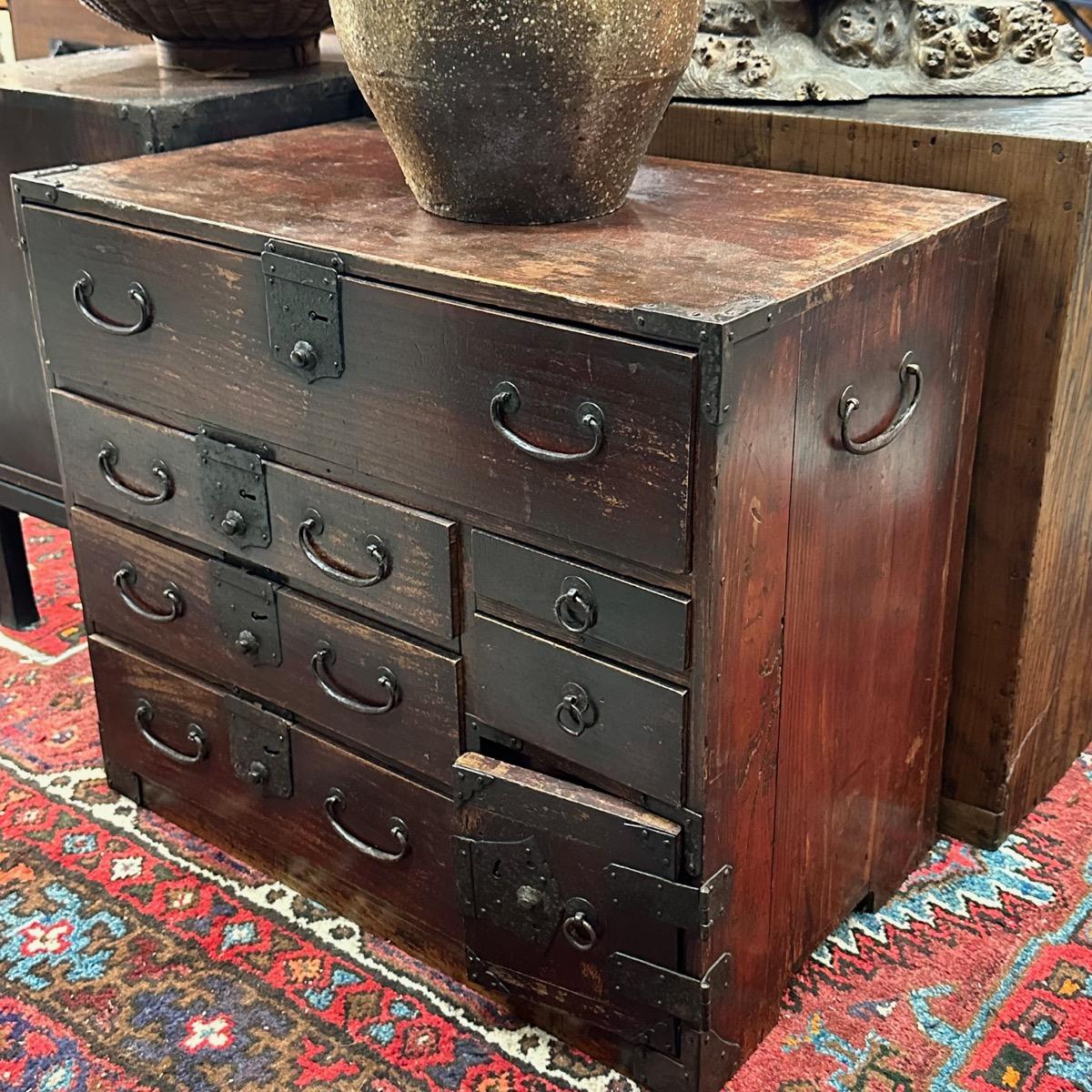 Ancienne Kodansu Personal Tansu à 8 tiroirs en laque rouge de l'ère Meiji (vers 1870) en vente 5
