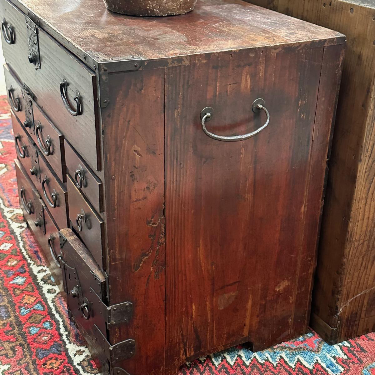 Japonais Ancienne Kodansu Personal Tansu à 8 tiroirs en laque rouge de l'ère Meiji (vers 1870) en vente
