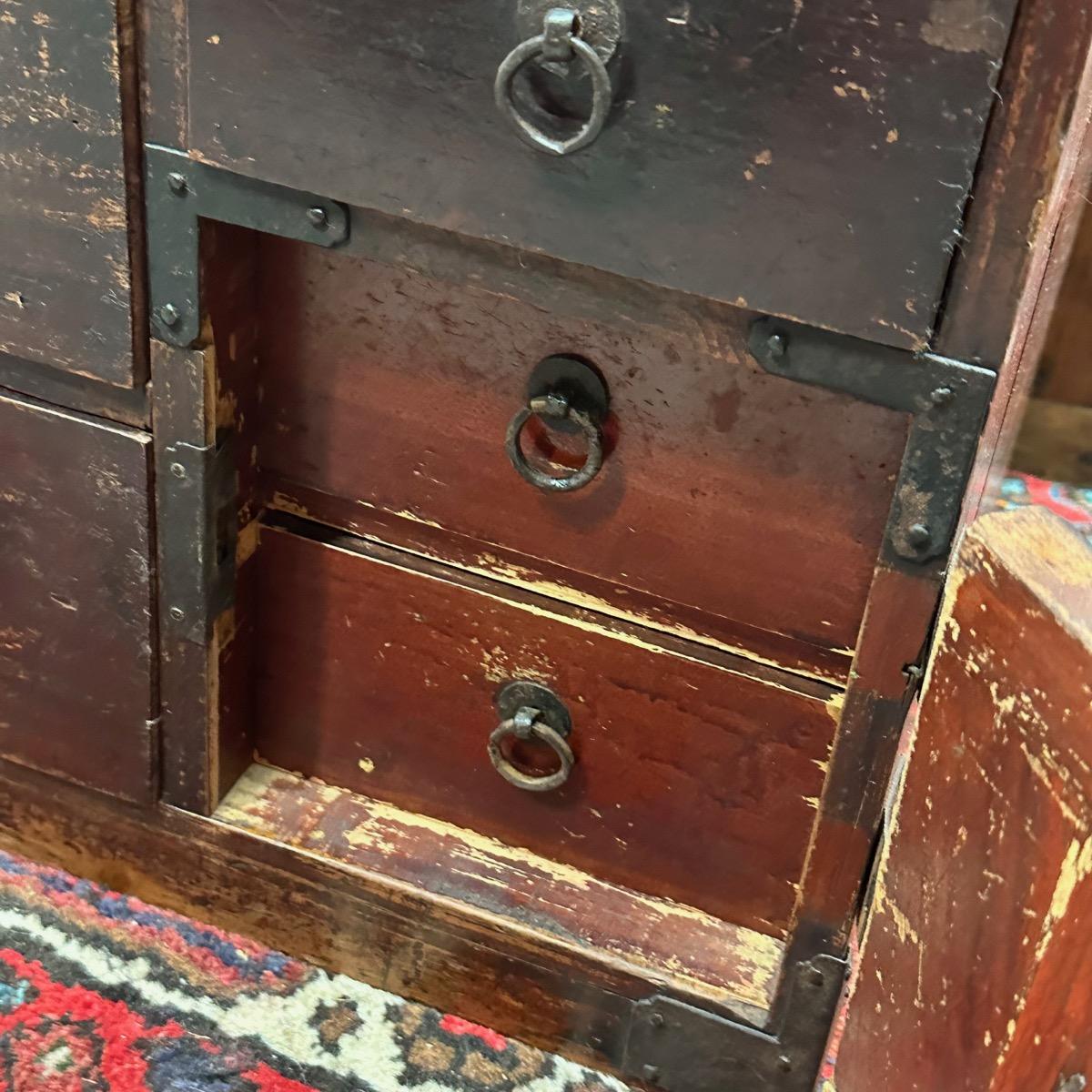 Ancienne Kodansu Personal Tansu à 8 tiroirs en laque rouge de l'ère Meiji (vers 1870) Bon état - En vente à Portland, OR