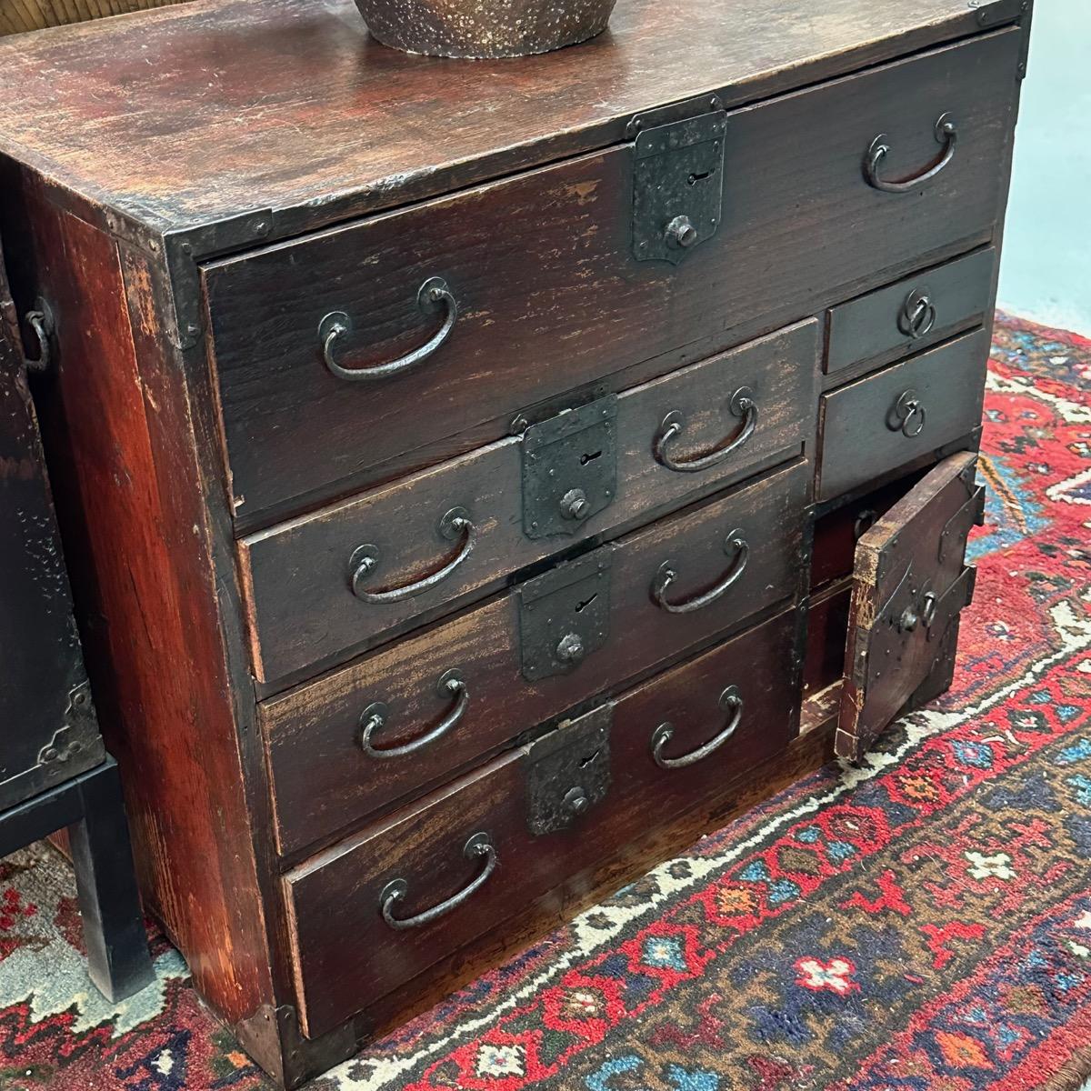 XIXe siècle Ancienne Kodansu Personal Tansu à 8 tiroirs en laque rouge de l'ère Meiji (vers 1870) en vente