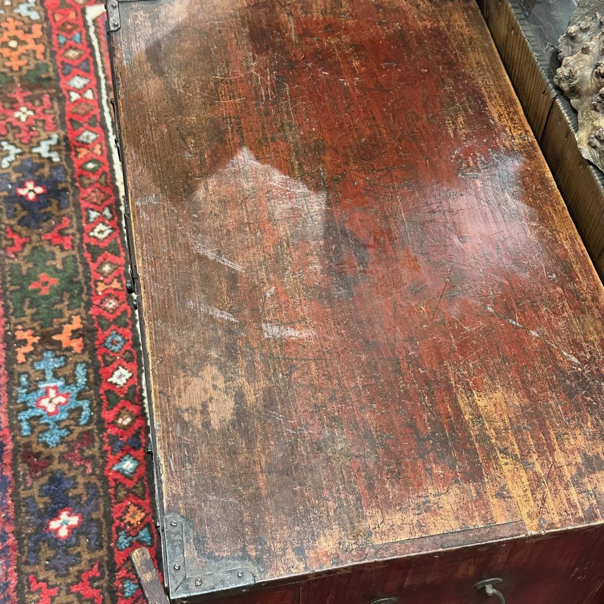Bois Ancienne Kodansu Personal Tansu à 8 tiroirs en laque rouge de l'ère Meiji (vers 1870) en vente