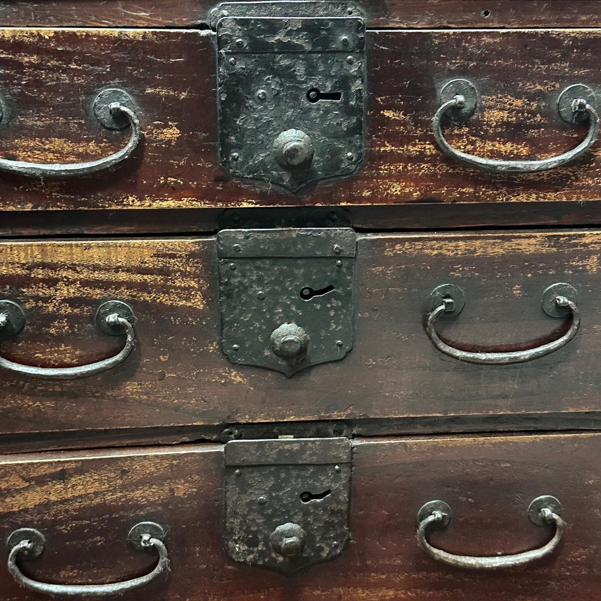 Ancienne Kodansu Personal Tansu à 8 tiroirs en laque rouge de l'ère Meiji (vers 1870) en vente 1