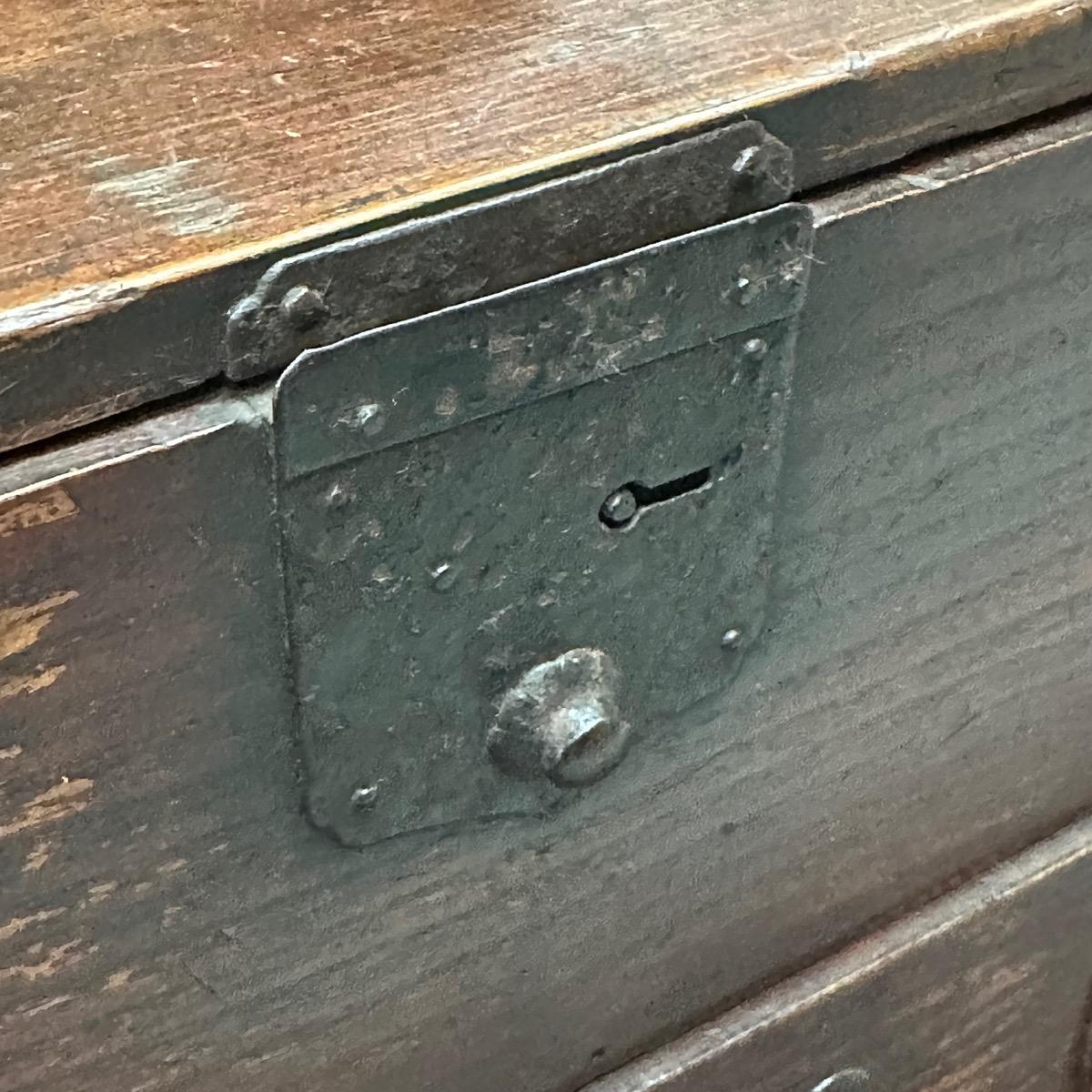 Ancienne Kodansu Personal Tansu à 8 tiroirs en laque rouge de l'ère Meiji (vers 1870) en vente 2