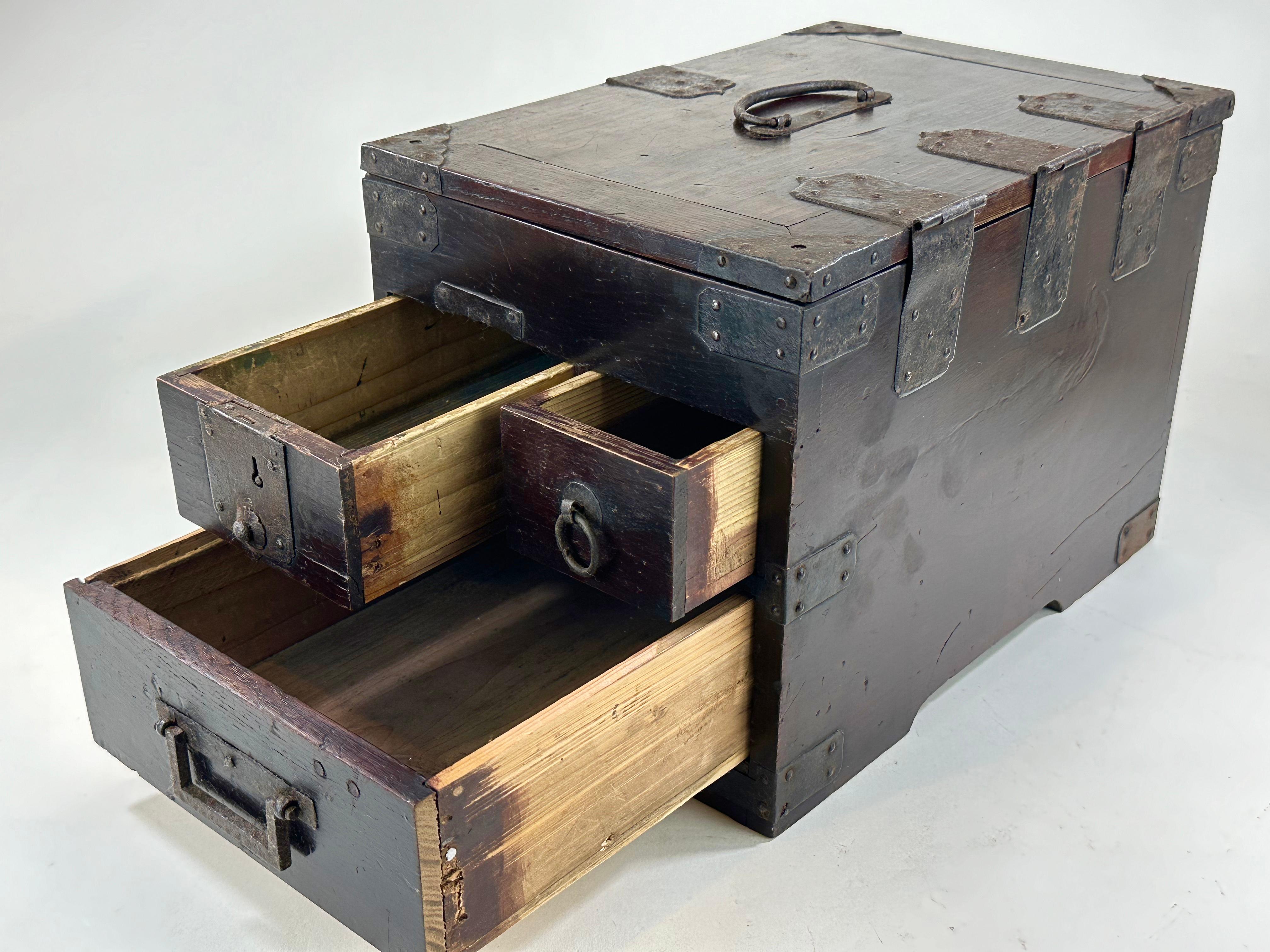 Antiguo Japonés Era Meiji c1880's Caligrafía Suzuribako Tansu Keyaki Madera 12 Hierro forjado en venta