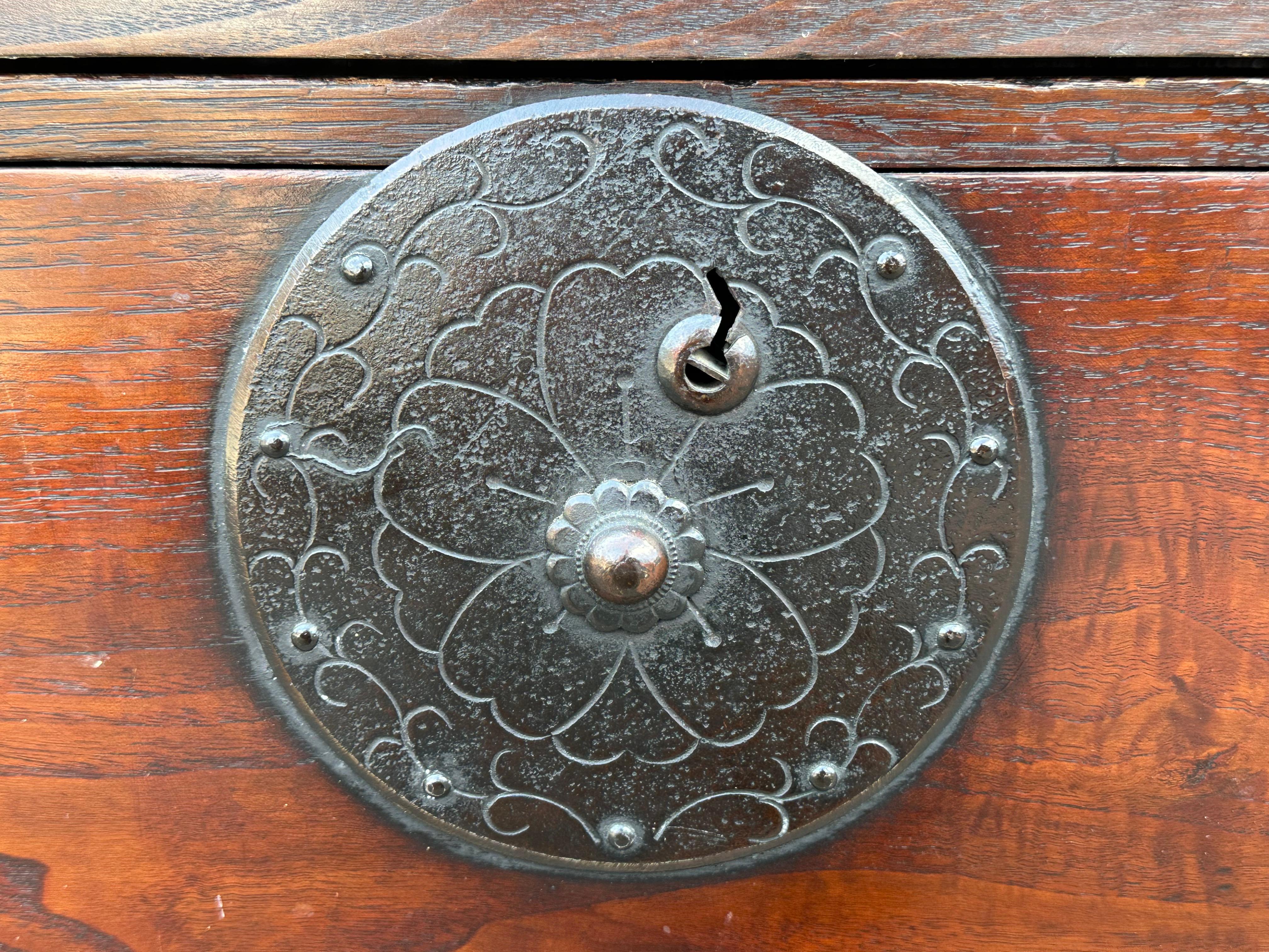 Antike japanische Tansu-Kommode aus Holz mit Schlüsselaki-Schlüssel aus der Meiji-Ära um 1880, Yonezawa, 42