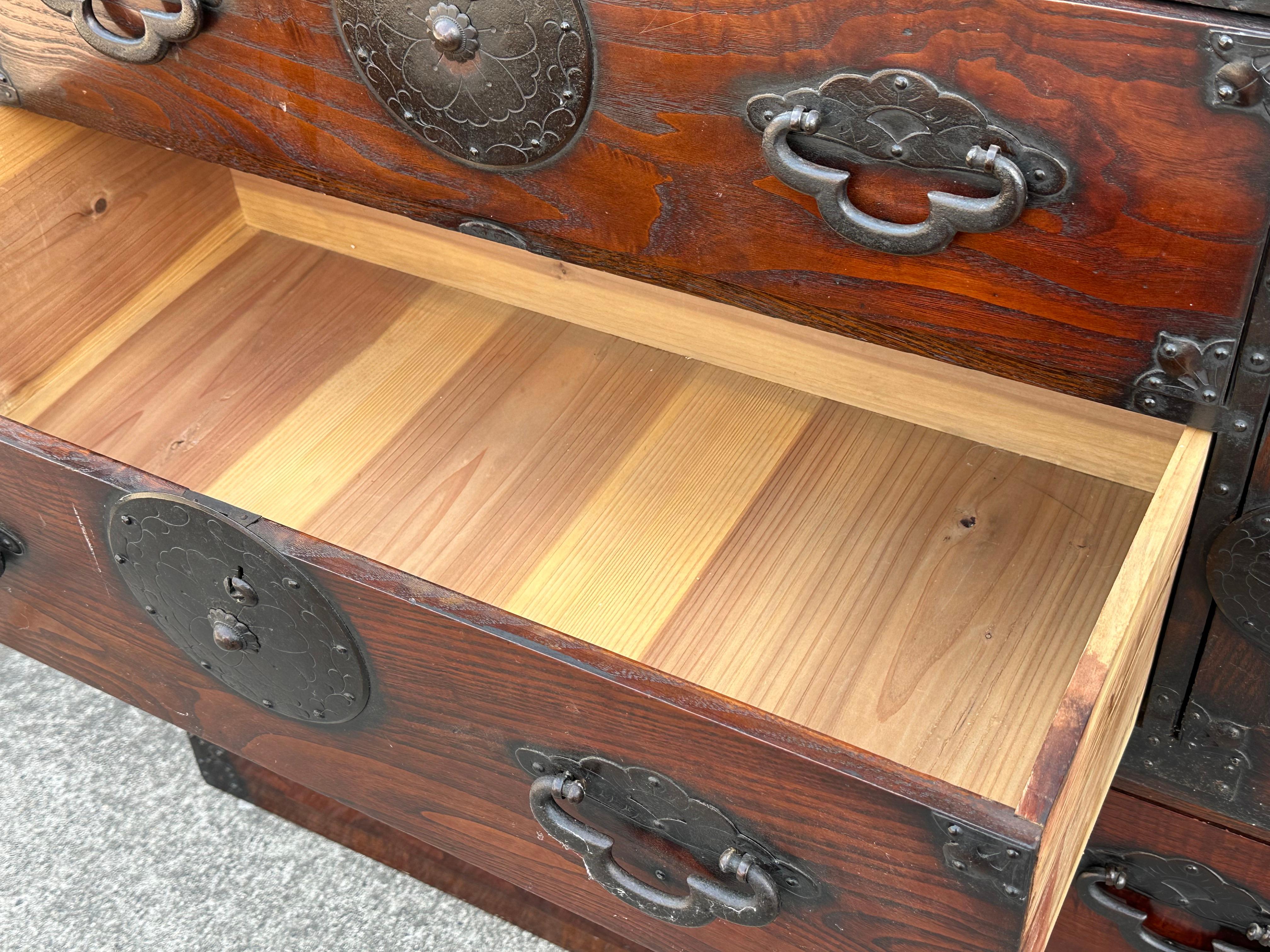 Antike japanische Tansu-Kommode aus Holz mit Schlüsselaki-Schlüssel aus der Meiji-Ära um 1880, Yonezawa, 42