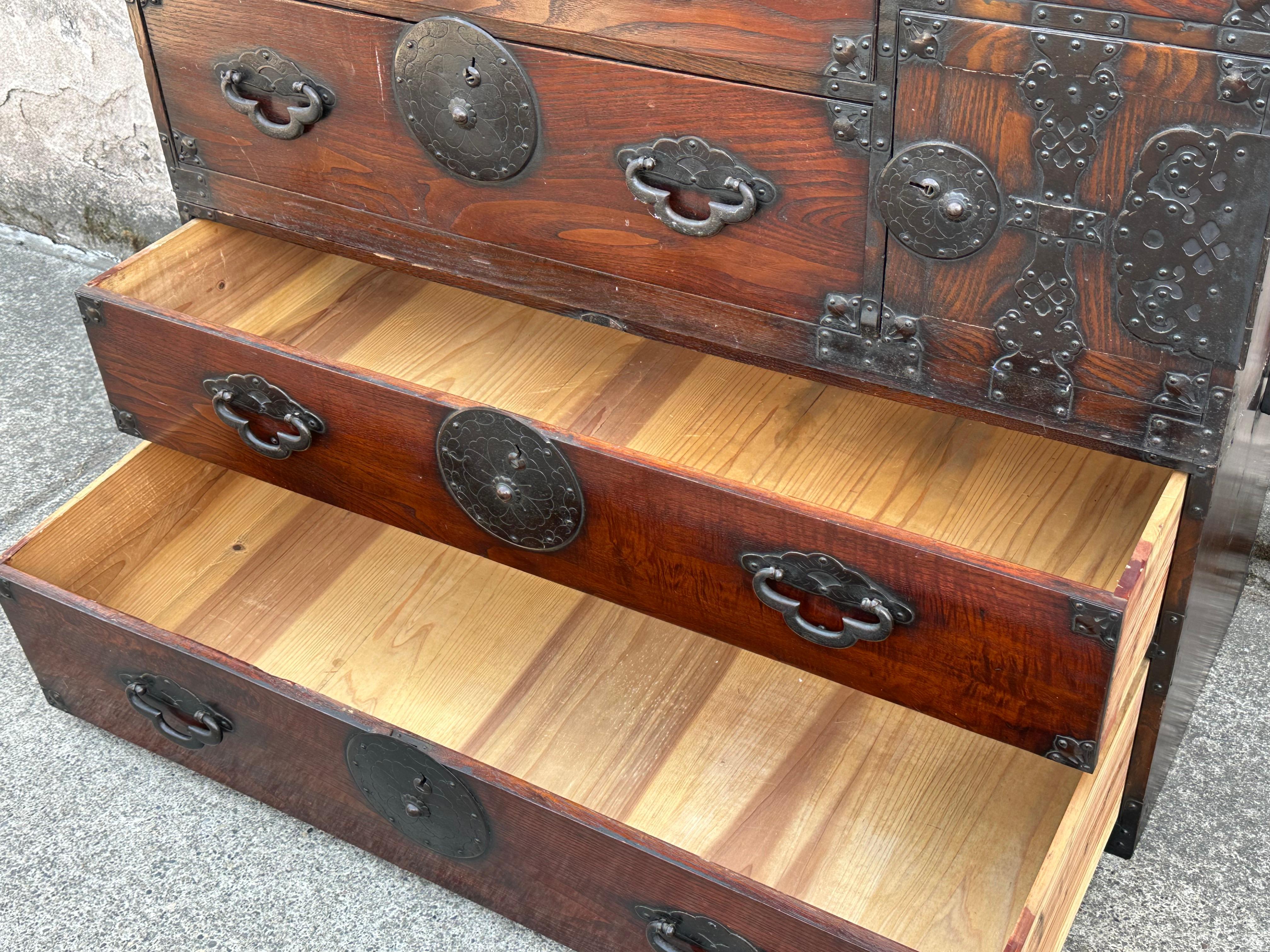 Antike japanische Tansu-Kommode aus Holz mit Schlüsselaki-Schlüssel aus der Meiji-Ära um 1880, Yonezawa, 42