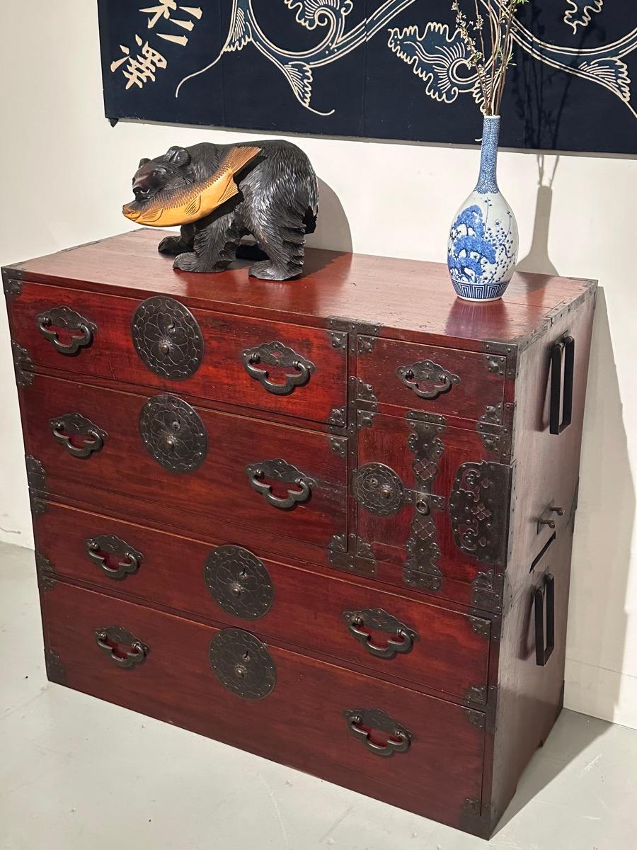 Disponibile presso la Shogun's Gallery di Portland, Oregon, da oltre 40 anni specializzata in arte e antiquariato asiatico.

Questo è un antico scrigno giapponese Yonezawa Kimono o Ishodansu. Questa cassapanca è stata realizzata a metà dell'epoca
