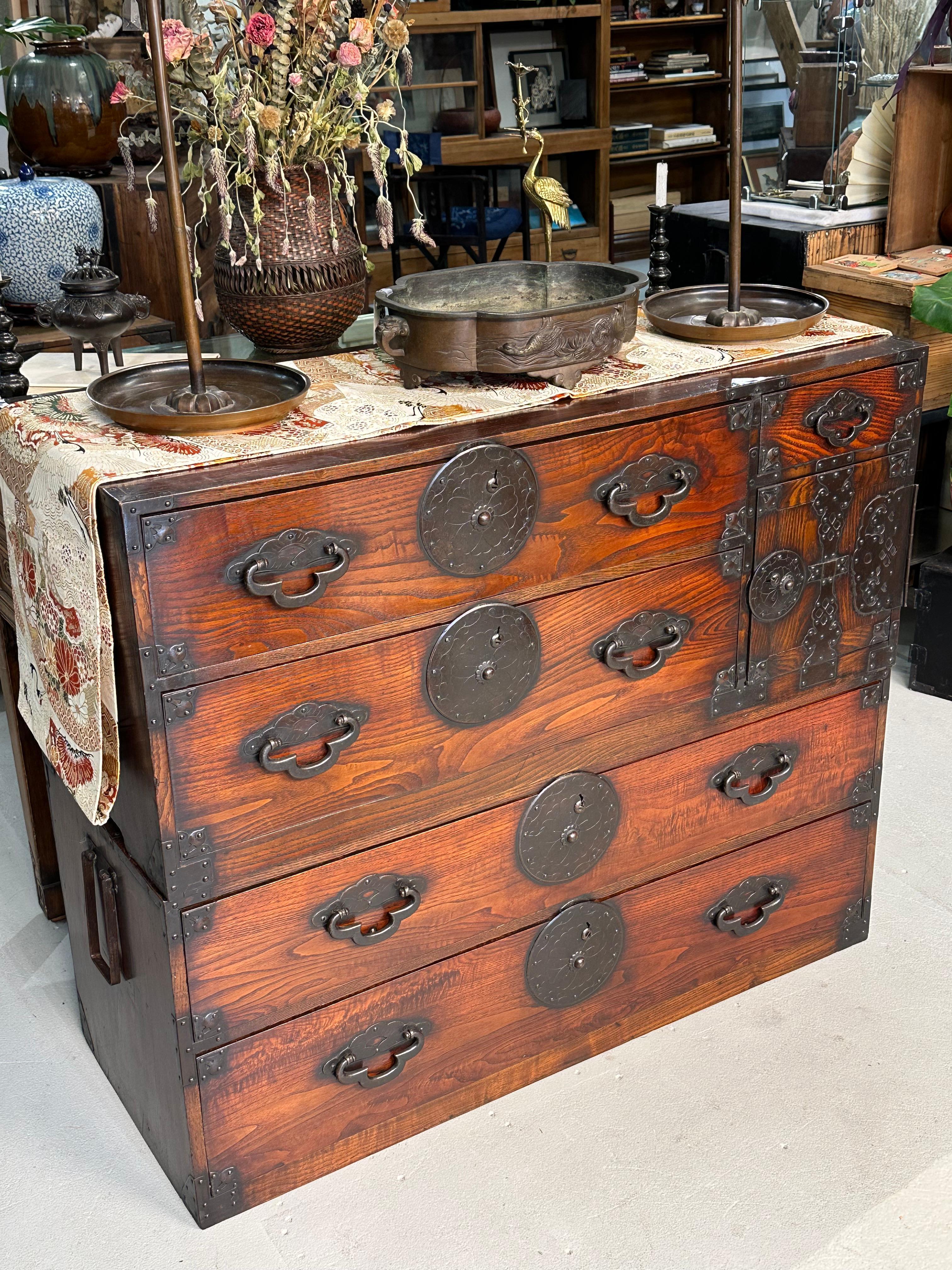 Erhältlich in der Shogun's Gallery in Portland, Oregon, die seit über 40 Jahren auf asiatische Kunst und Antiquitäten spezialisiert ist.

Dies ist eine antike japanische Yonezawa Kimono Brust oder Ishodansu. Diese Truhe wurde in der Mitte der