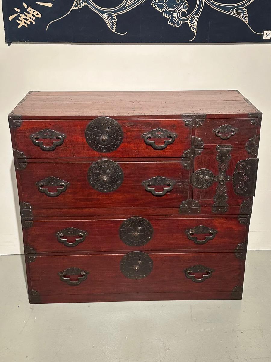 Giapponese Antico giapponese dell'epoca Meiji c1880 Yonezawa Clothing Tansu Chest Keyaki Wood 42
