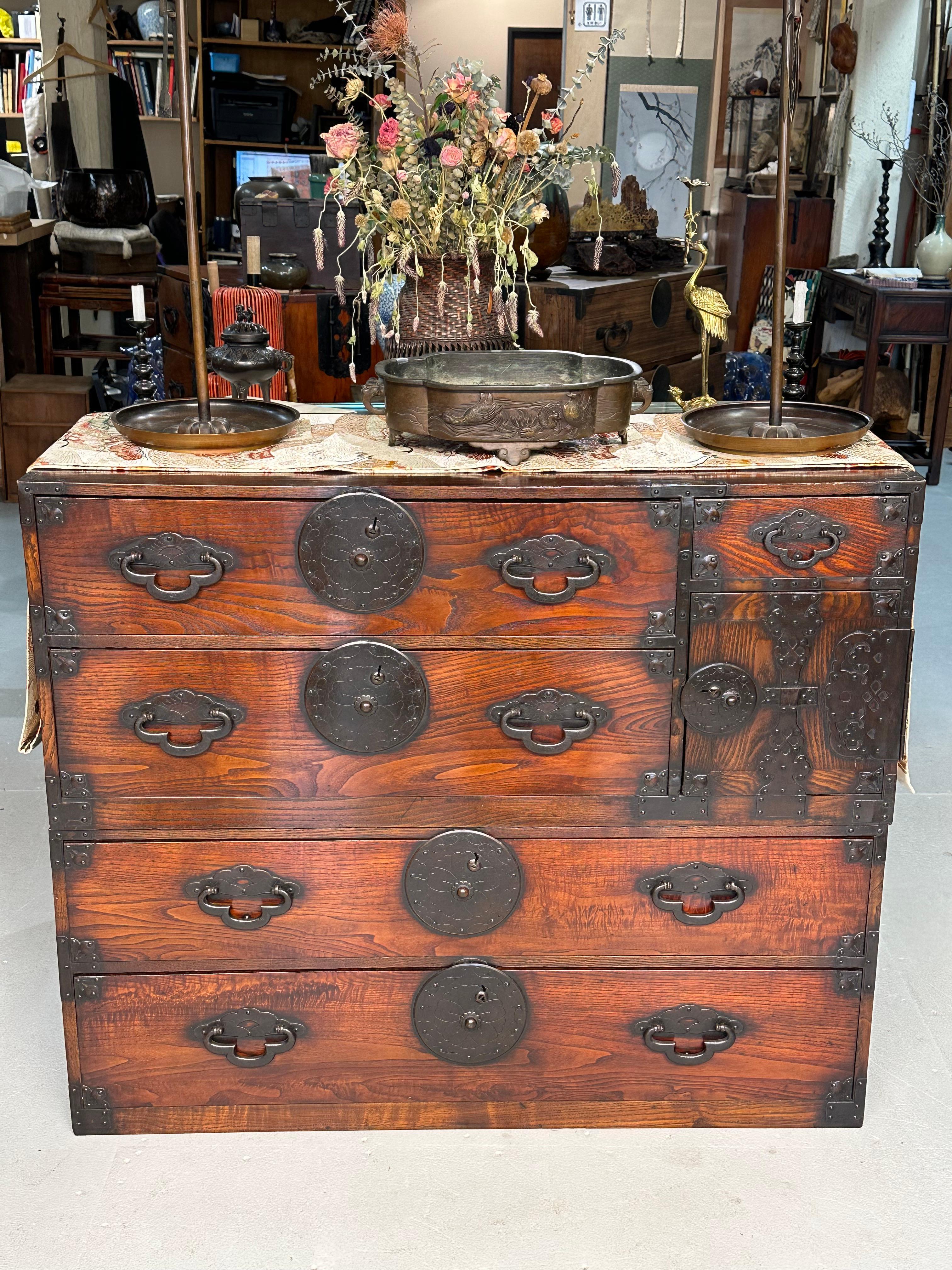 Antike japanische Tansu-Kommode aus Holz mit Schlüsselaki-Schlüssel aus der Meiji-Ära um 1880, Yonezawa, 42