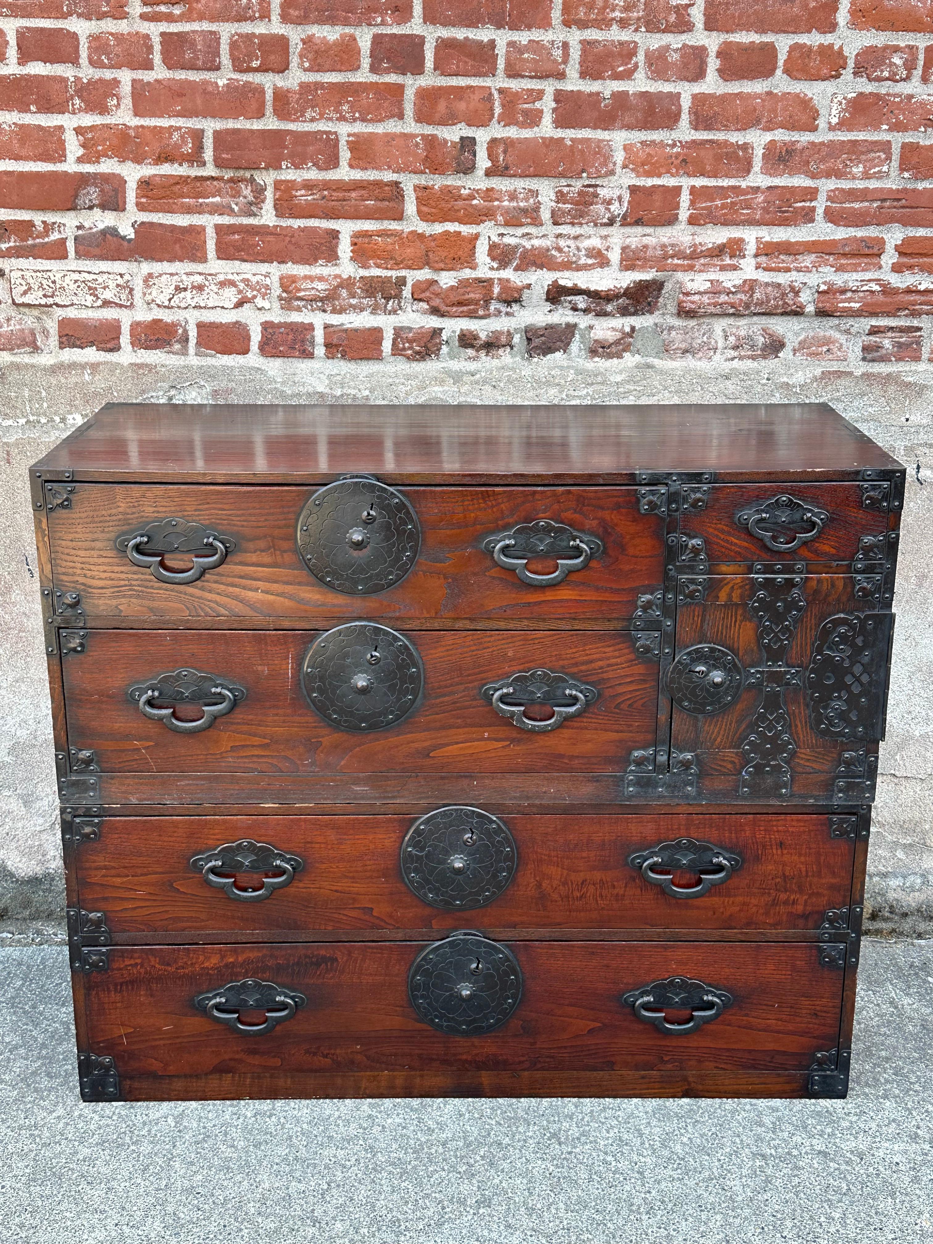 Antike japanische Tansu-Kommode aus Holz mit Schlüsselaki-Schlüssel aus der Meiji-Ära um 1880, Yonezawa, 42