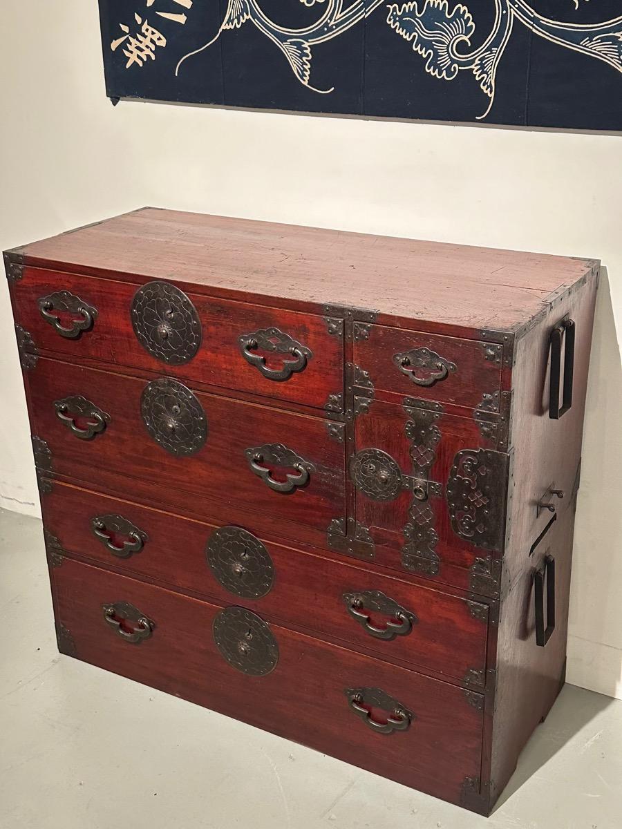 Ferro battuto Antico giapponese dell'epoca Meiji c1880 Yonezawa Clothing Tansu Chest Keyaki Wood 42