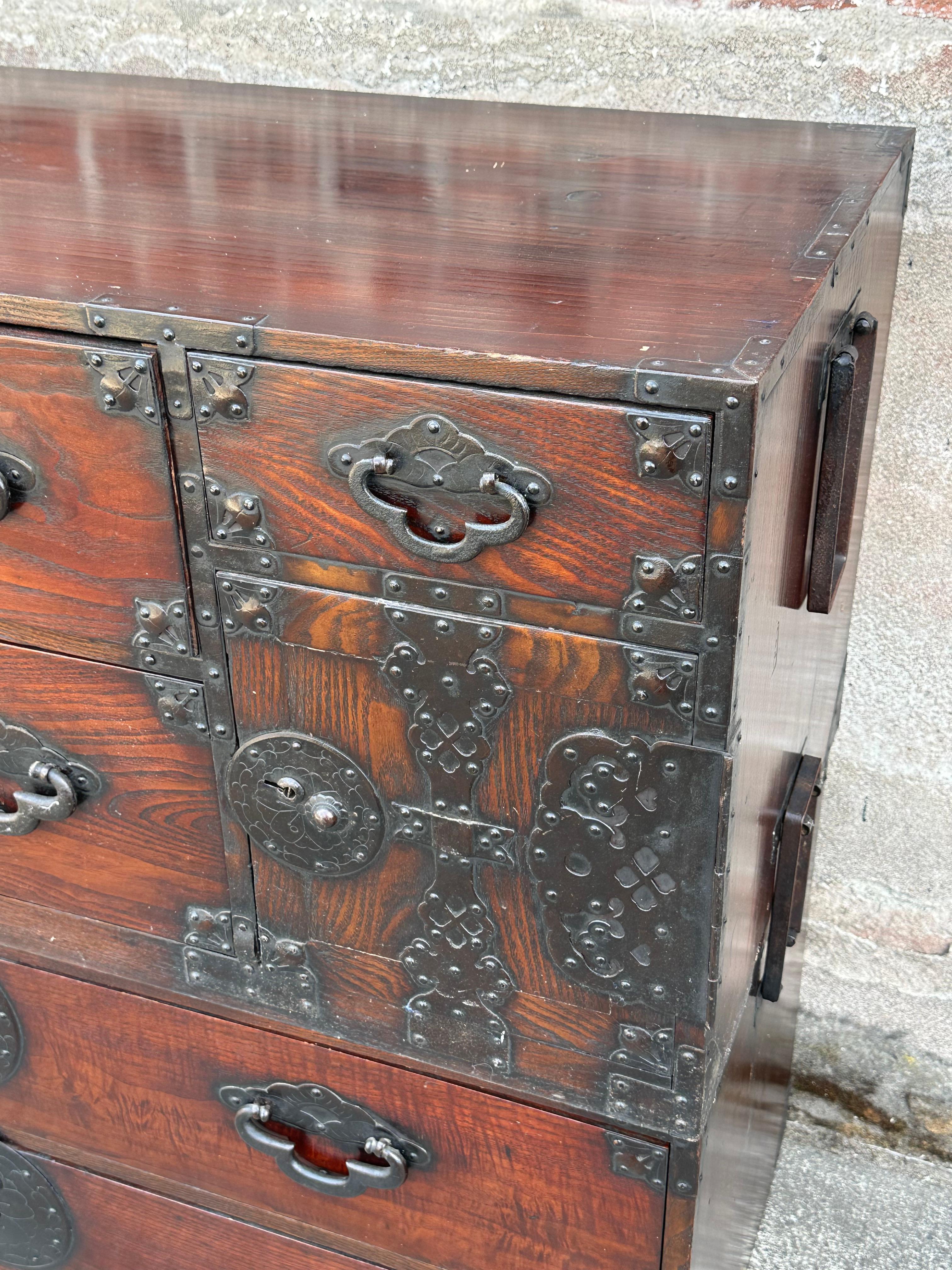 Antike japanische Tansu-Kommode aus Holz mit Schlüsselaki-Schlüssel aus der Meiji-Ära um 1880, Yonezawa, 42