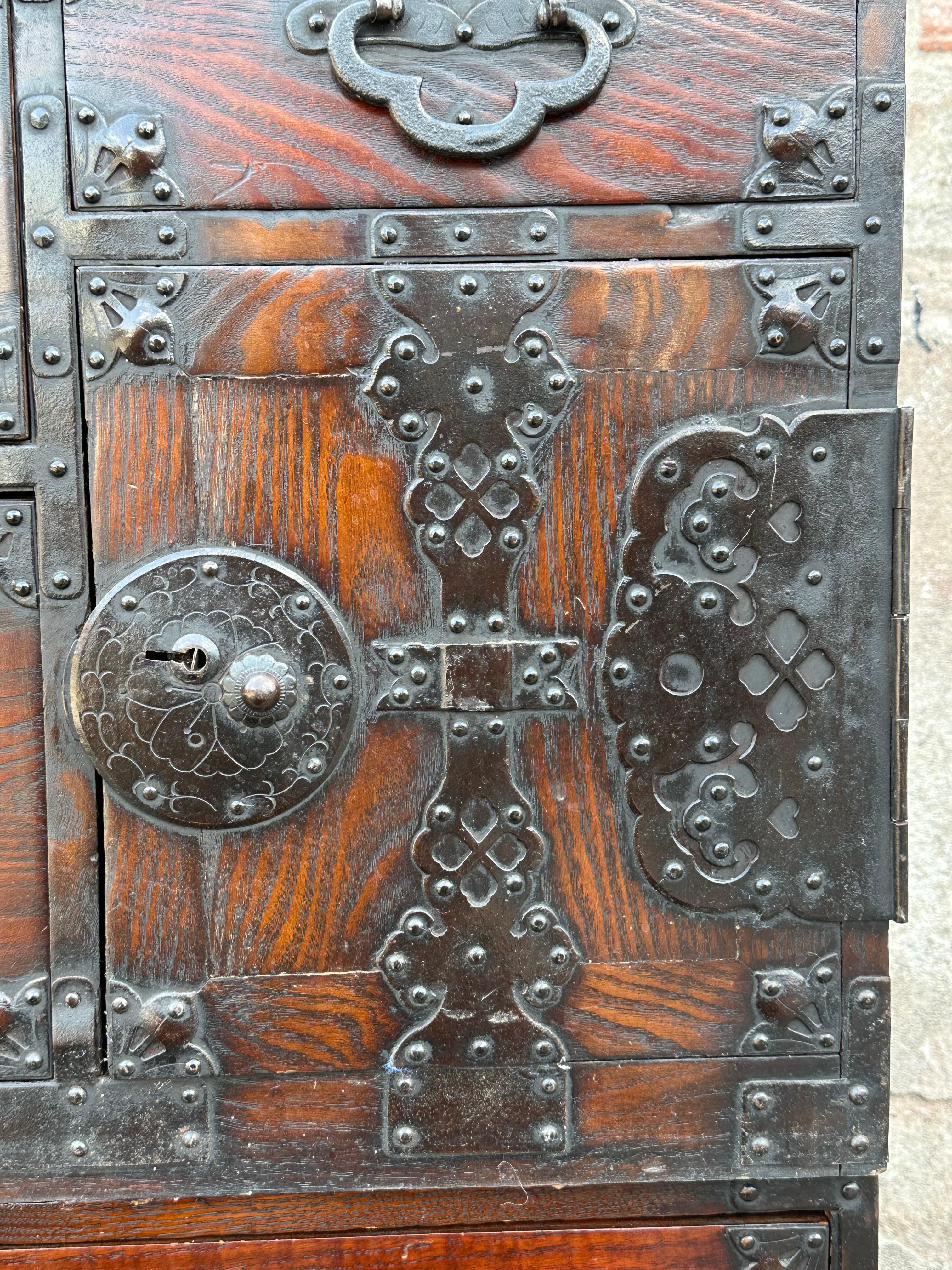 Antike japanische Tansu-Kommode aus Holz mit Schlüsselaki-Schlüssel aus der Meiji-Ära um 1880, Yonezawa, 42