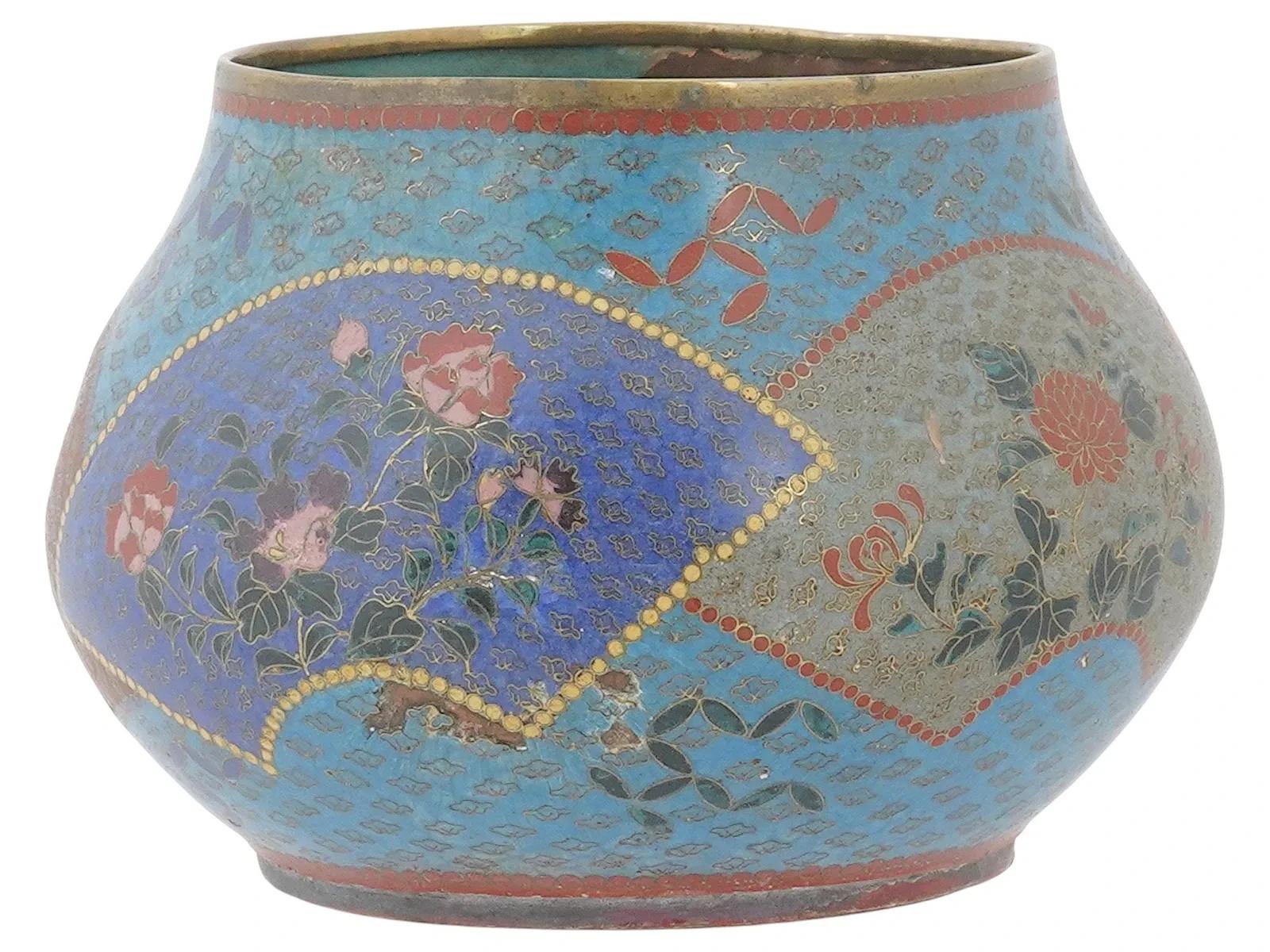 Antique Japanese Meiji era cloisonné enamel brass bowl In condizioni buone in vendita a Long Island City, NY