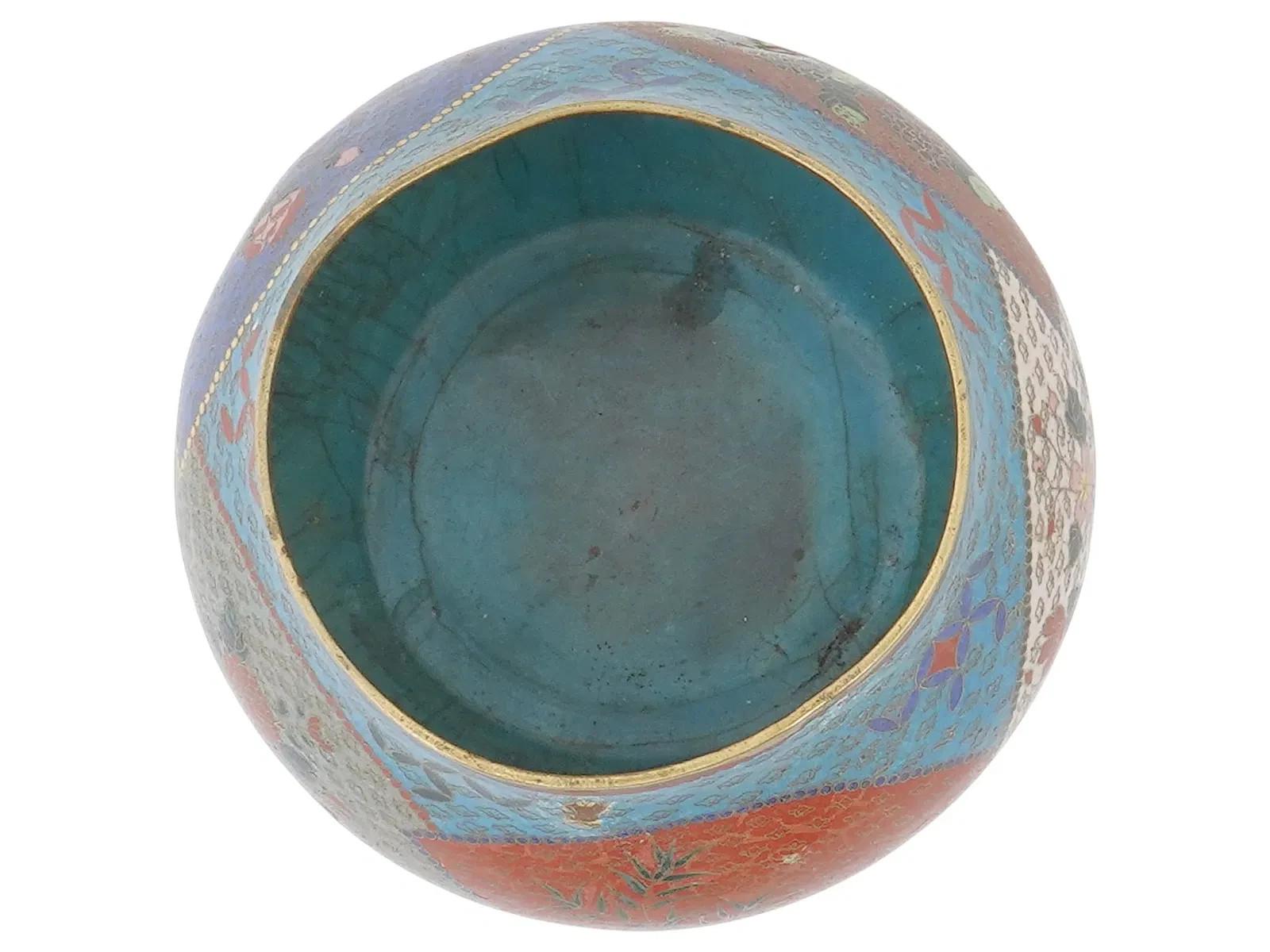 XIX secolo Antique Japanese Meiji era cloisonné enamel brass bowl in vendita