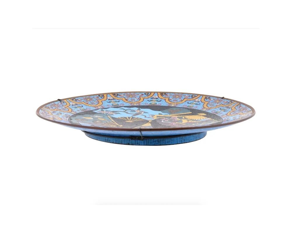 Antiguo Plato Japonés Meiji de Esmalte Cloisonné Insectos y Conchas Abanicos en Bueno estado para la venta en New York, NY