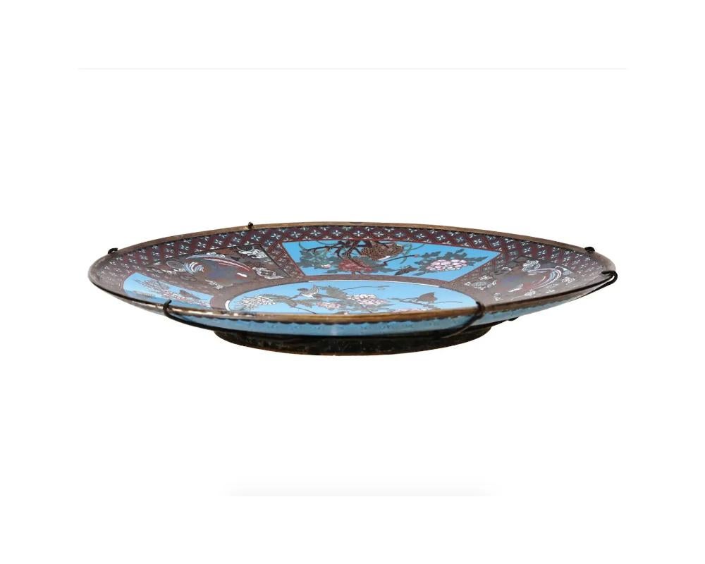 Antiguo Meiji Japonés Cloisonné Esmalte Plato Cargador Pájaros Mariposas Geometri en Bueno estado para la venta en New York, NY