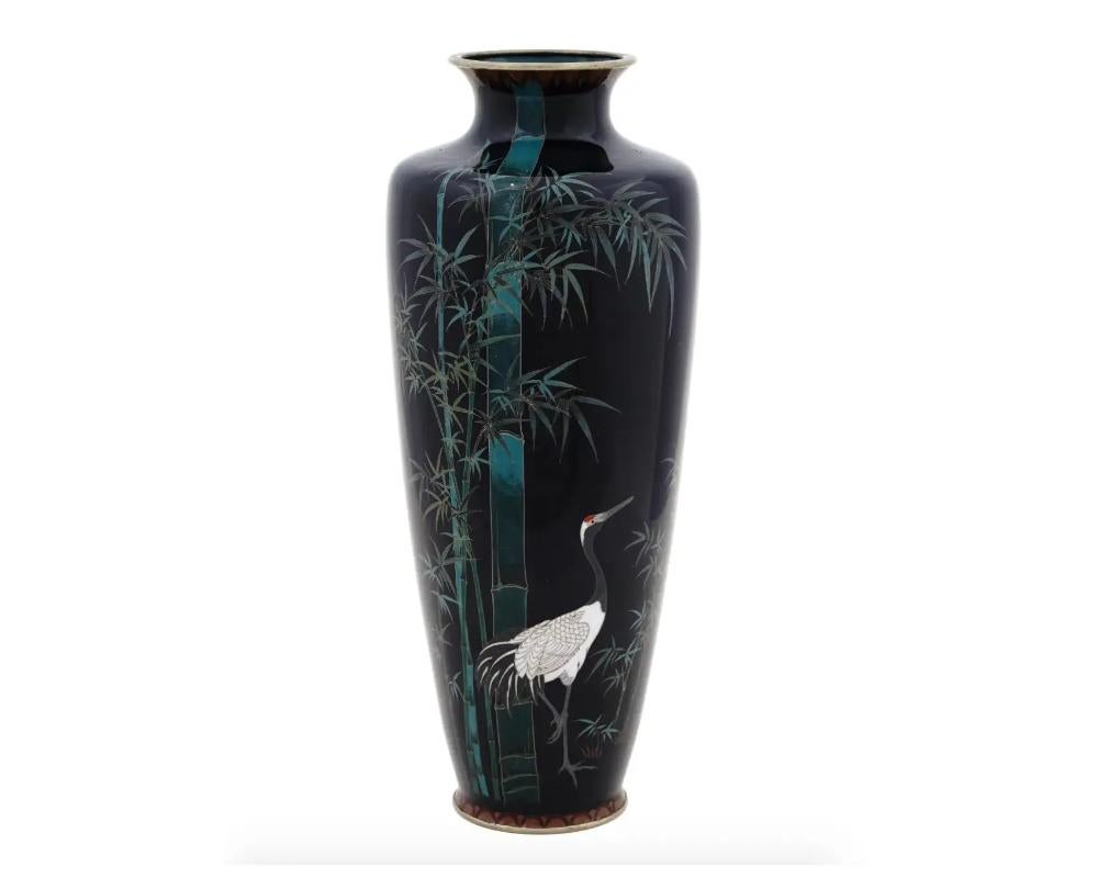 Eine antike japanische Vase aus der späten Meiji-Periode, Emaille über Messing. Die Vase hat einen amphorenförmigen Körper und einen geriffelten Hals. Das Geschirr ist mit einem polychromen Bild eines Kranichs in Bambusbäumen emailliert, das in der