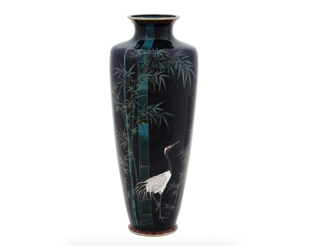 Antico vaso giapponese, tardo periodo Meiji, in ottone e smalto. Il vaso ha un corpo a forma di anfora e un collo scanalato. Il manufatto è smaltato con un'immagine policroma di una gru tra alberi di bambù realizzata con la tecnica Cloisonne. La