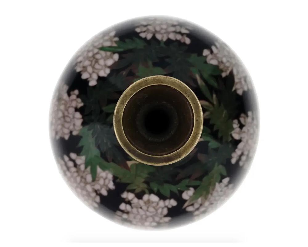 Giapponese Antico vaso giapponese Meiji in smalto cloisonne con albero di glicine in fiore in vendita