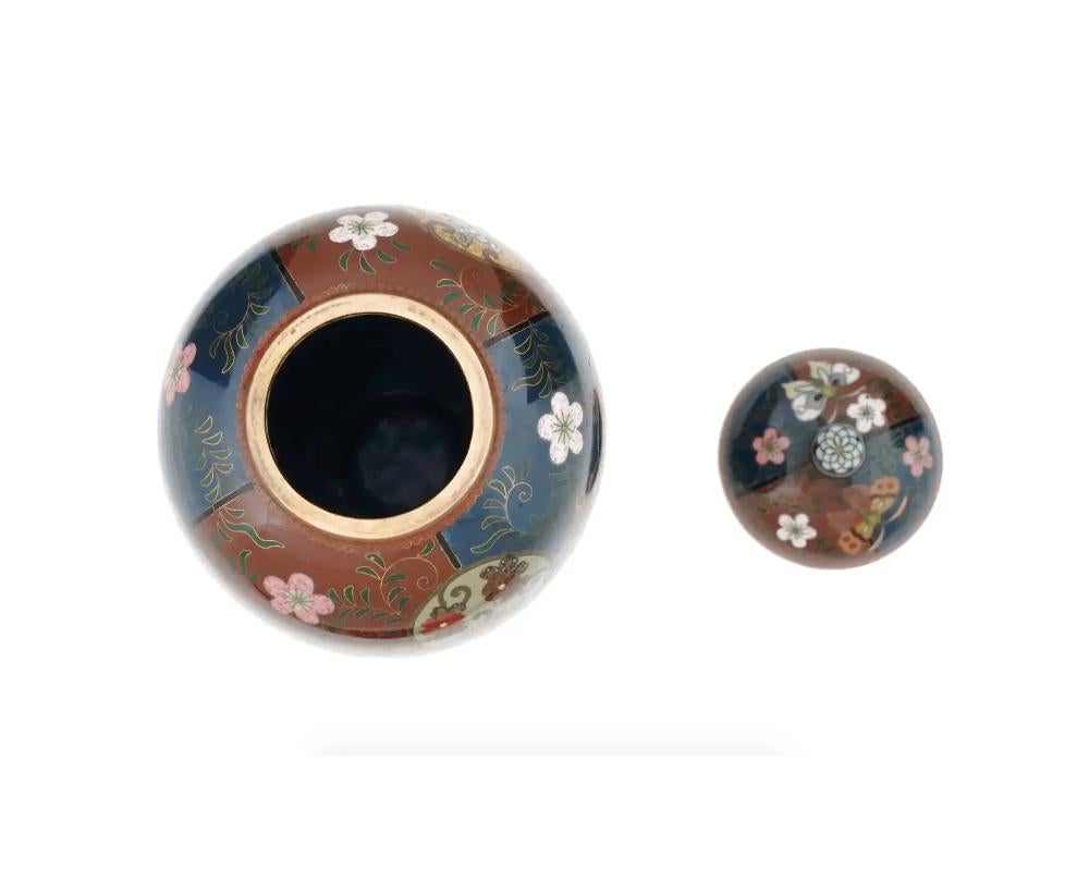 Antico vaso giapponese di epoca Meiji con smalto cloisonne In condizioni buone in vendita a New York, NY