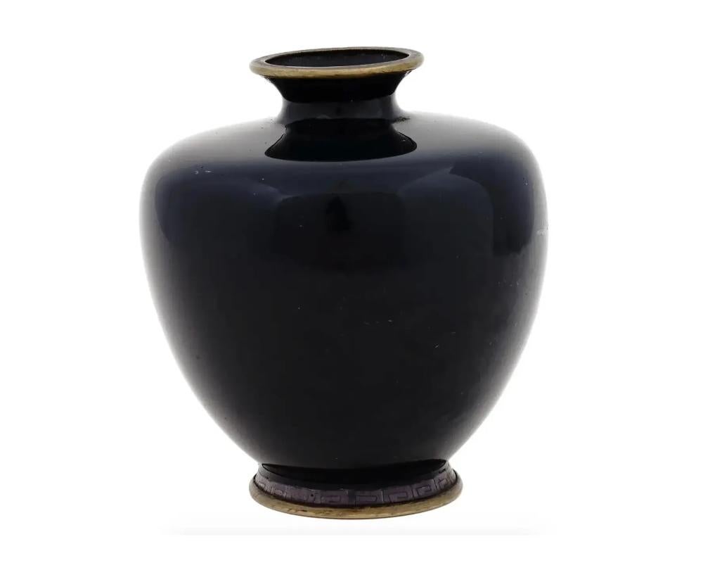 Antique vase japonais Meiji en émail cloisonné avec grues volantes de l'école Hayashi Bon état - En vente à New York, NY