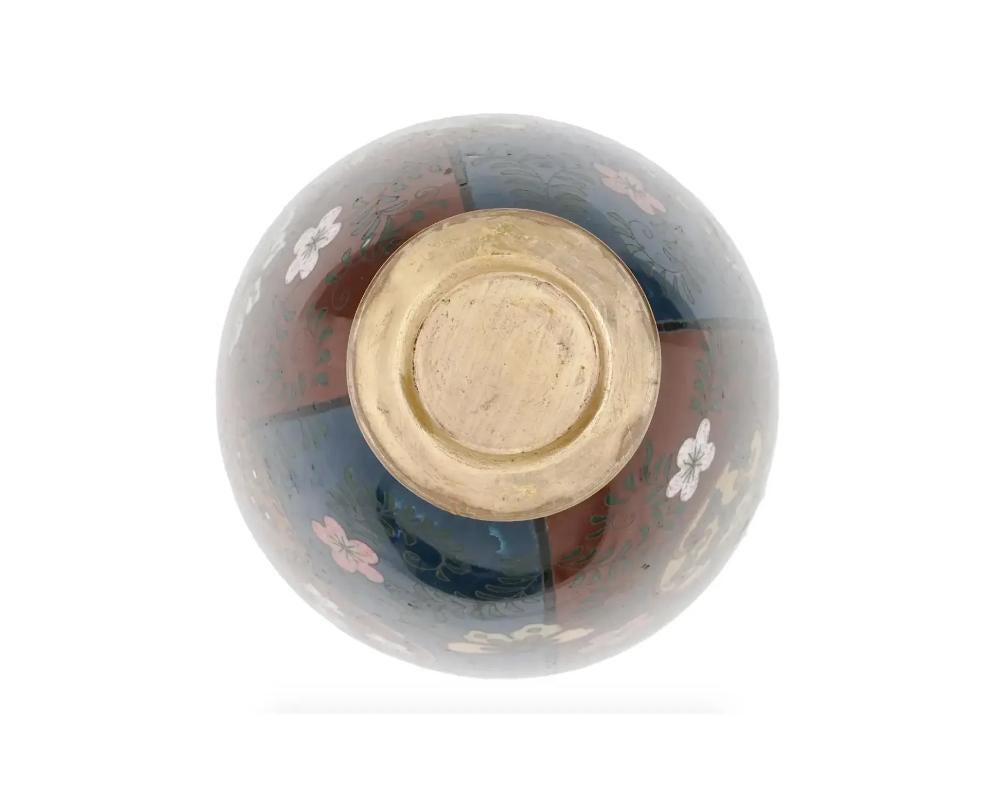 XX secolo Antico vaso giapponese di epoca Meiji con smalto cloisonne in vendita
