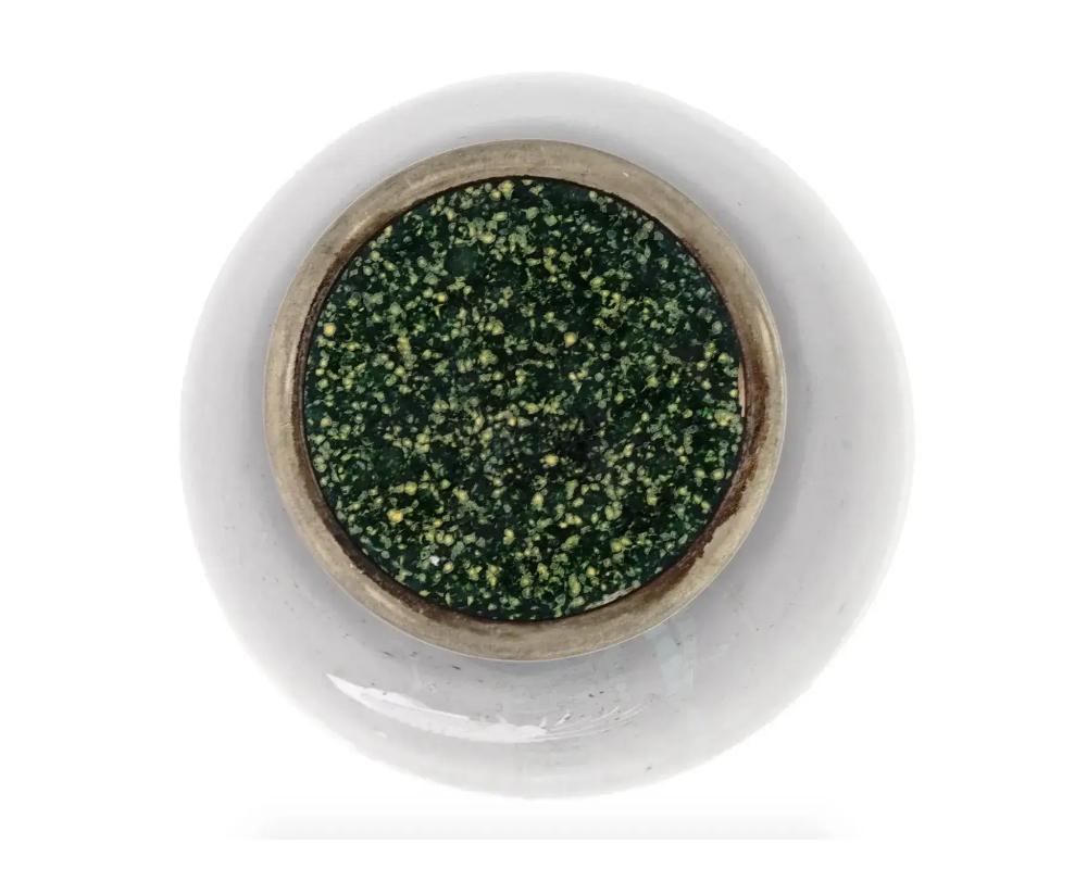 Grande vaso antico Meiji giapponese in smalto cloisonne con gru in campo di bambù In condizioni buone in vendita a New York, NY