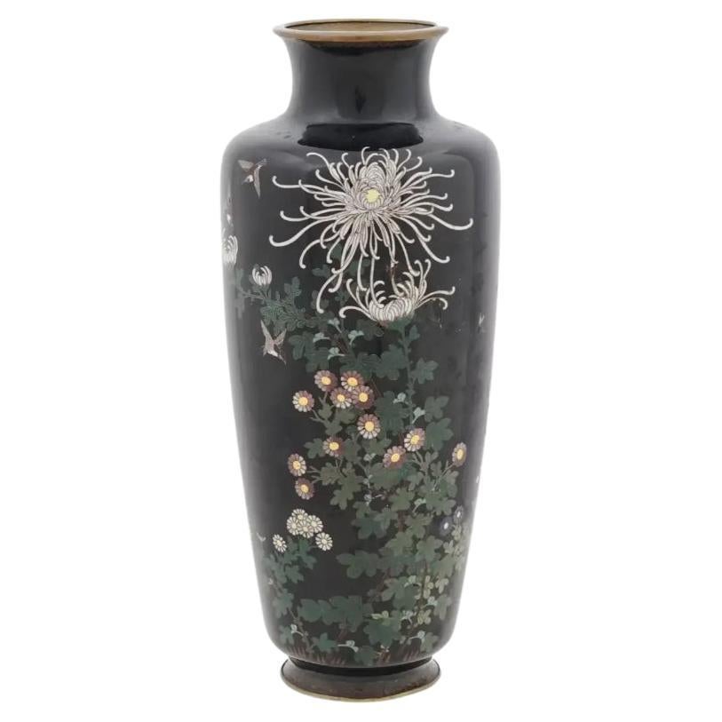 Grand vase japonais ancien en émail cloisonné fleuri de chrysanthèmes