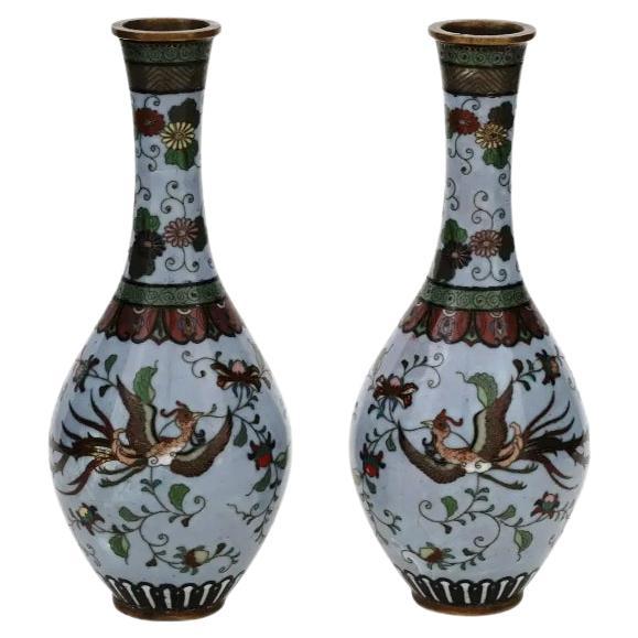 Paire de vases japonais anciens Shibata en émail cloisonné Oiseaux du paradis de Meiji en vente