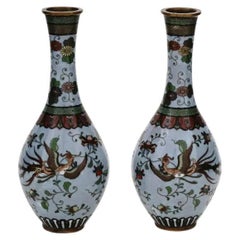 Paar antike japanische Meiji-Cloisonné-Emaille-Vasen aus der Meiji-Zeit mit Vögeln aus dem Paradies Shibata