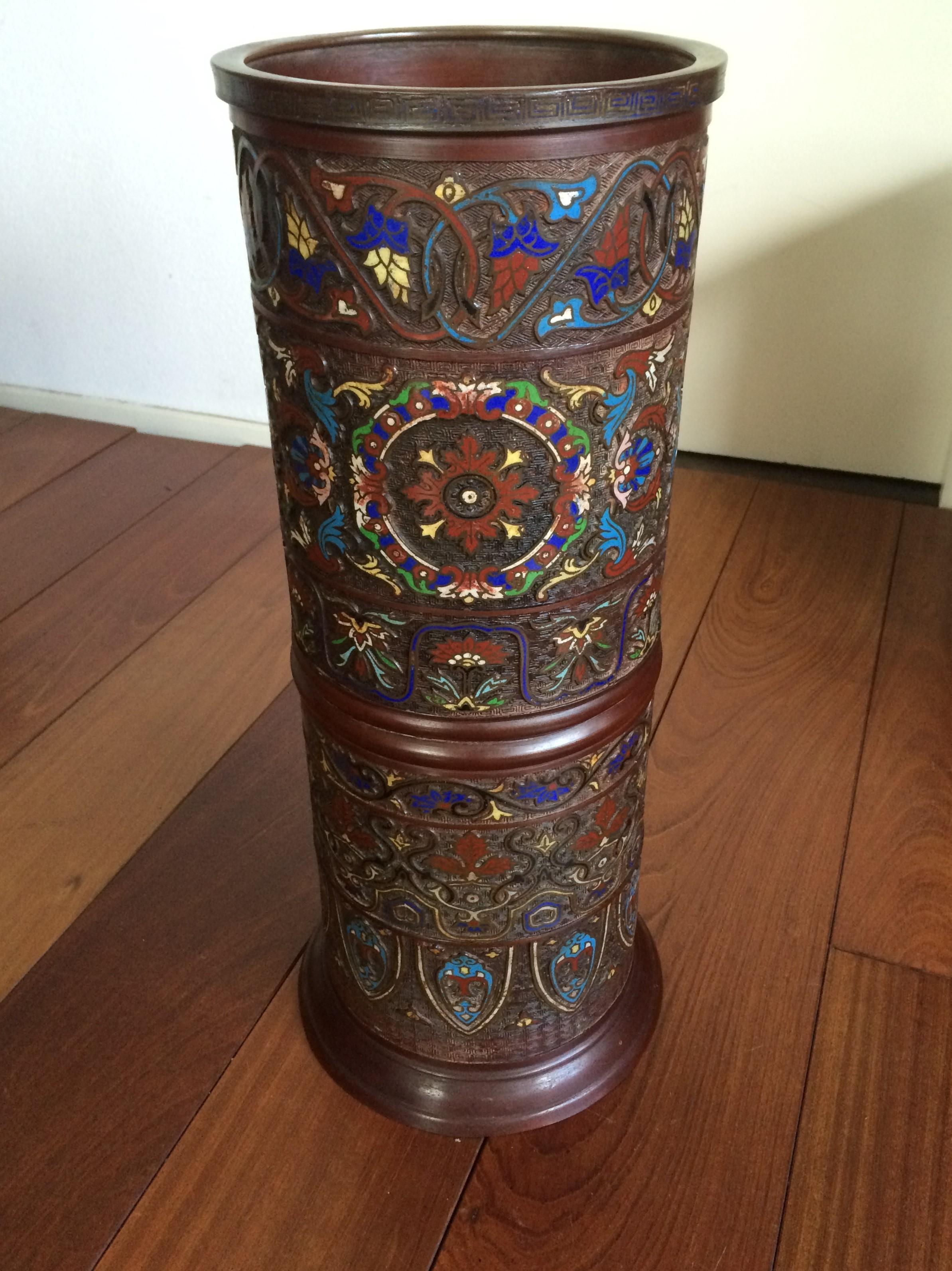 Rare, very good condition and highly stylish Japanese hall stand.

This timeless and truly stylish antique is in very good condition and it will look great in more than just an Asian interior. Because of the design and the stylish motifs this piece